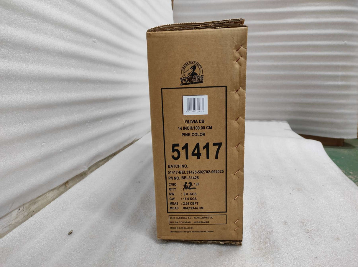 Braune Kartonverpackung mit Produktinformationen und pinker Farbbezeichnung