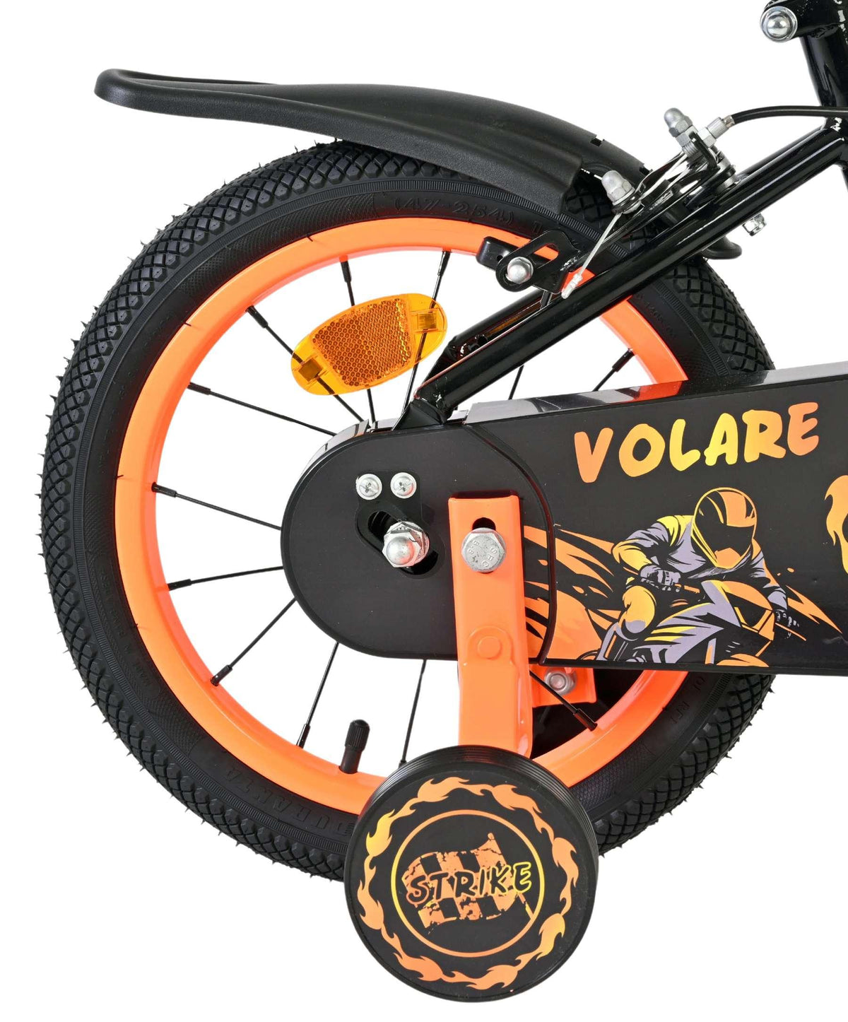 Hinterrad eines Fahrrads mit orangefarbenem Reifen und Schutzblech