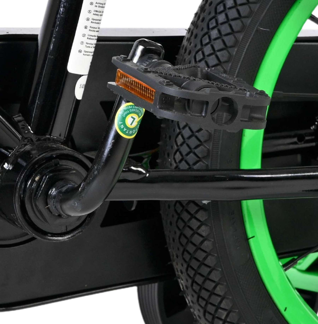 Schwarzes Fahrradpedal mit grünem Reflex und schwarzem Rahmen