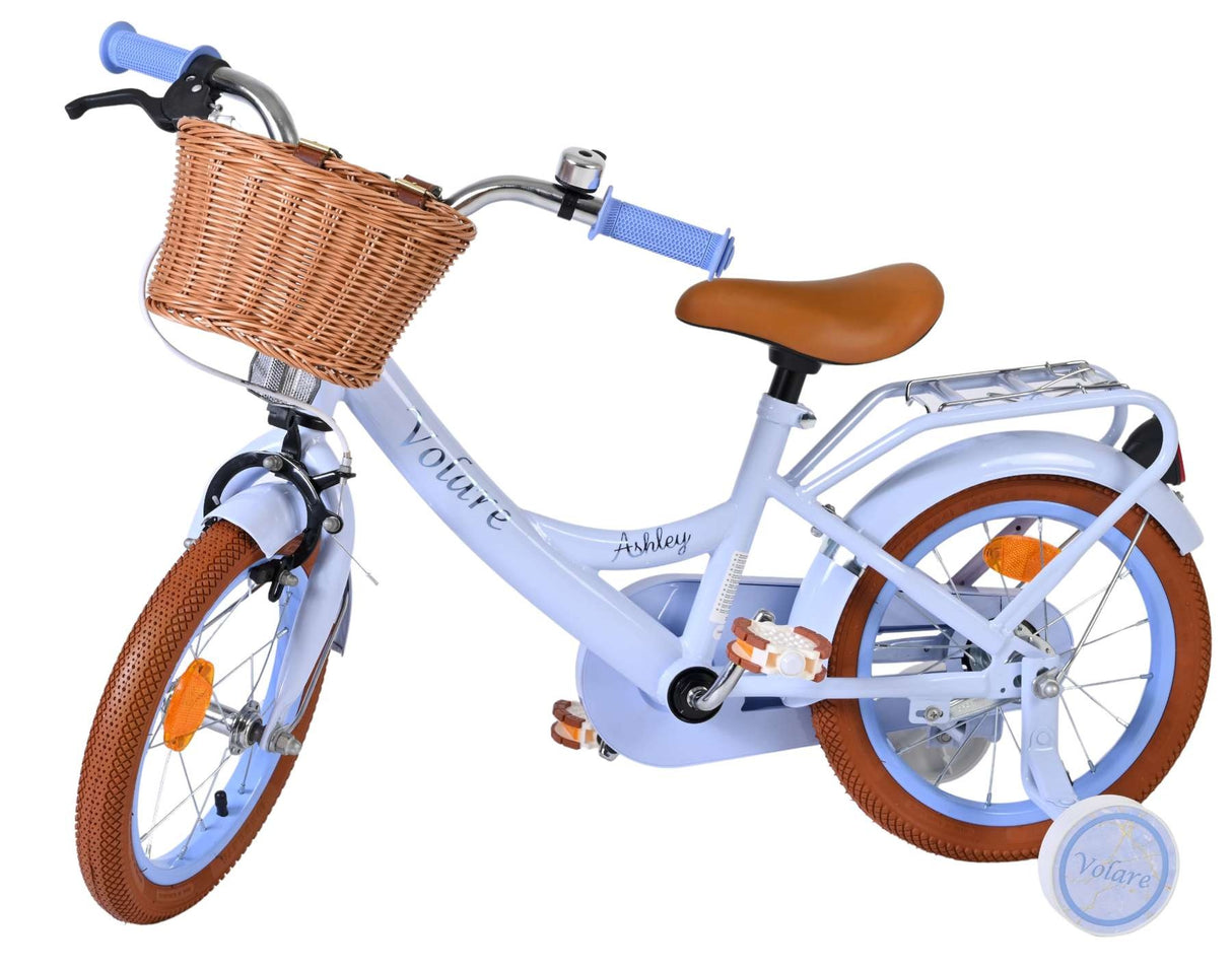 Blaues Kinderfahrrad mit Korb, braunen Details und stabilen Reifen