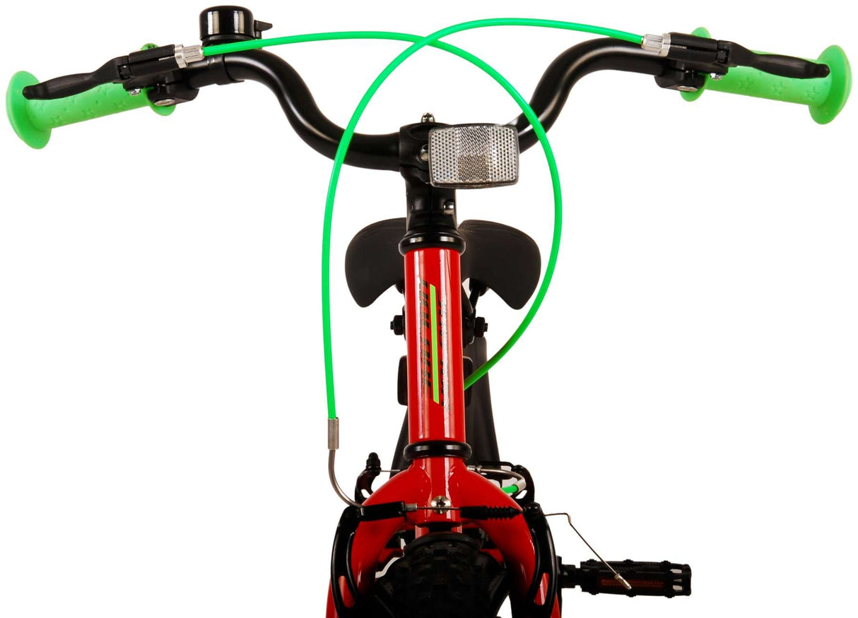 Roter Fahrradlenker mit grünen Griffen und Bremskabeln