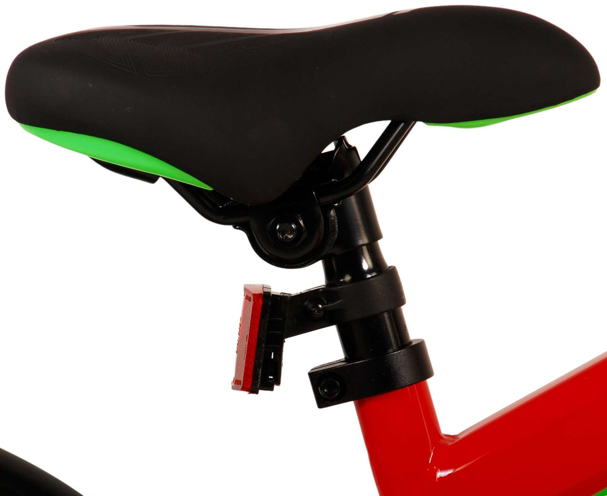 Rotes Fahrrad mit schwarzem Sattel und grünem Rand, Sattelstütze sichtbar