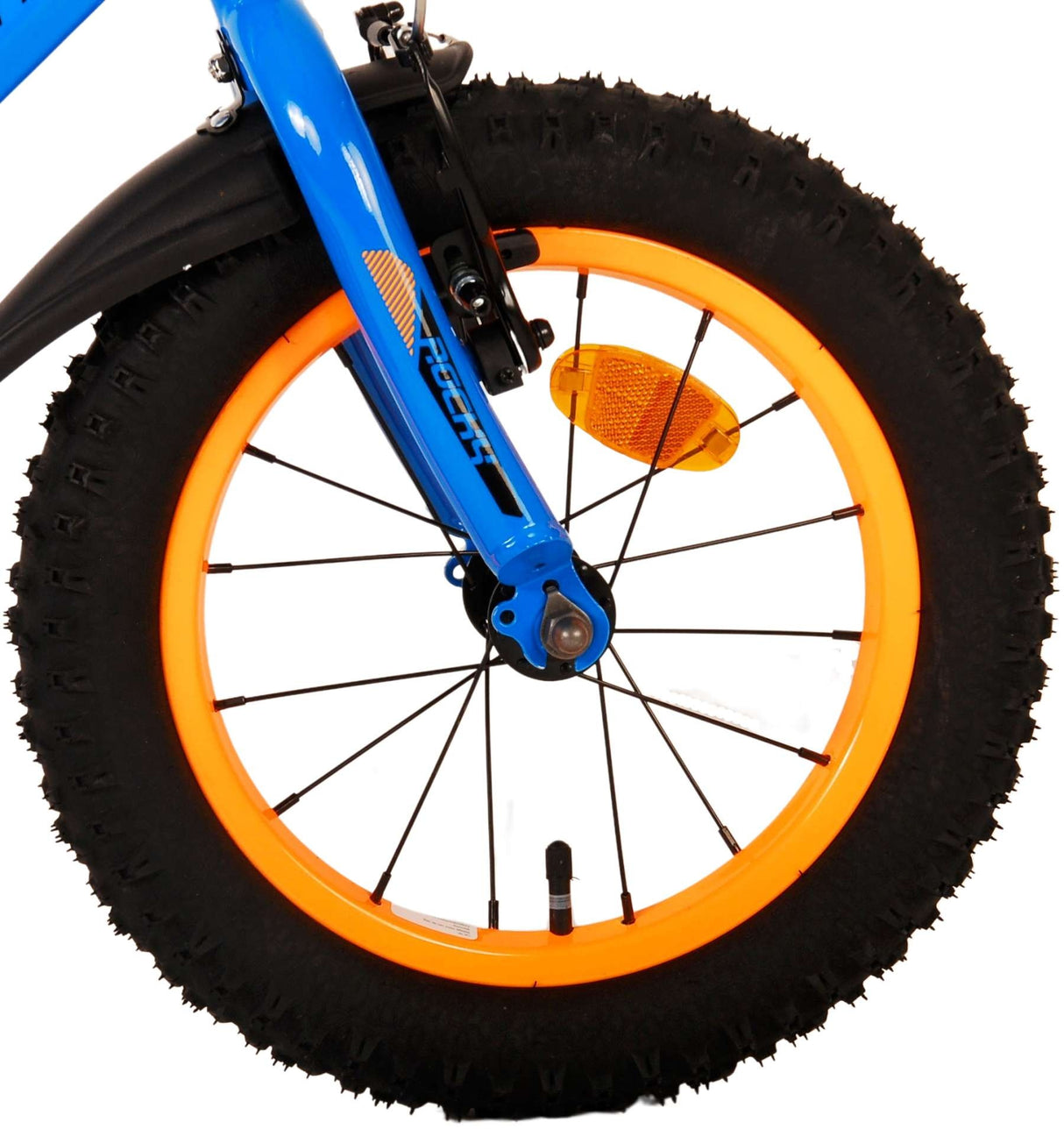 Blaues Fahrrad mit dicken, orangefarbenen Reifen und reflektierenden Elementen