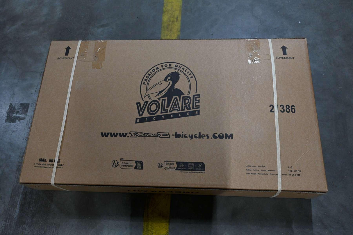 Kartonverpackung für ein Fahrrad, braun, mit Aufklebern und Bändern