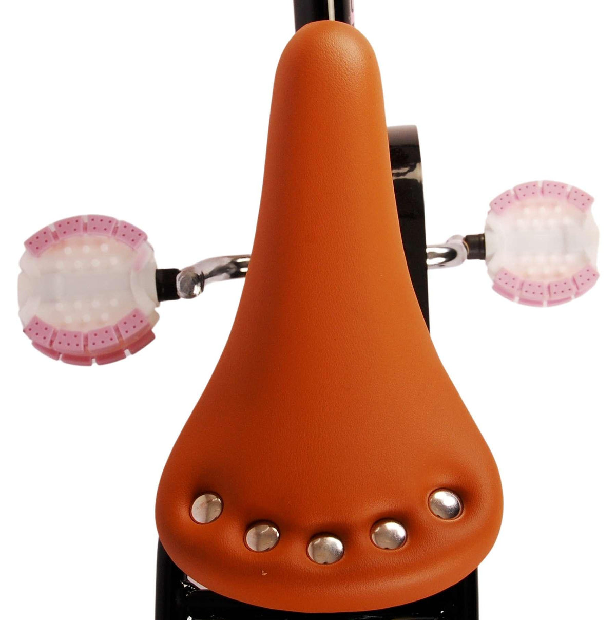 Braunes Fahrradsattel mit Metallnieten und pinken Pedalen