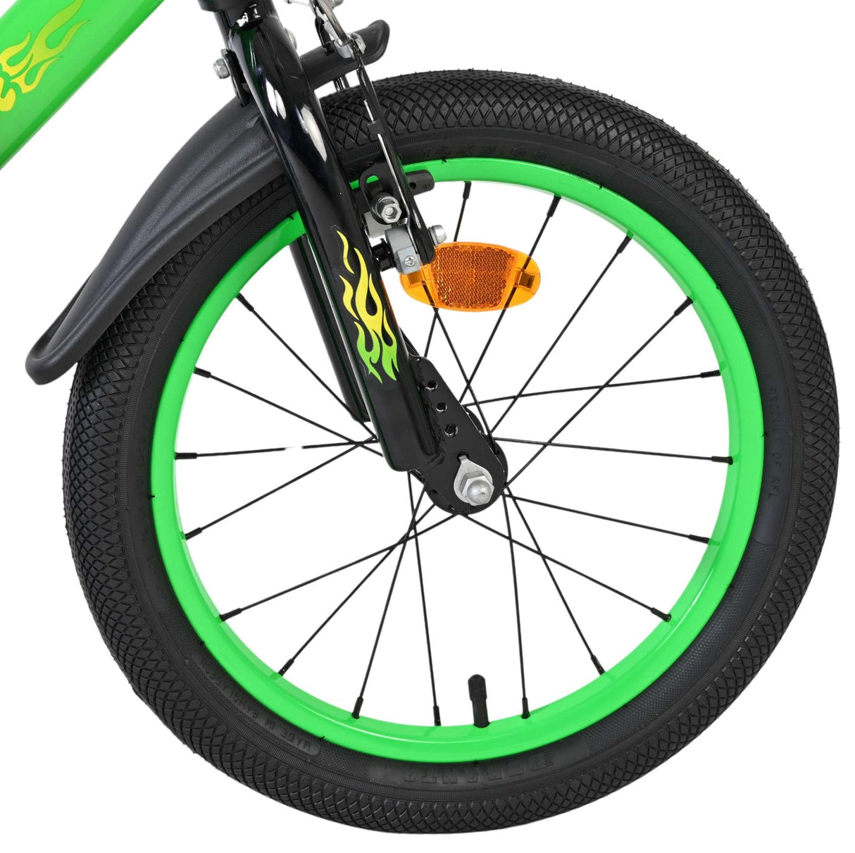 Grünes Fahrradrad mit schwarzem Reifen und orangefarbenem Reflektor