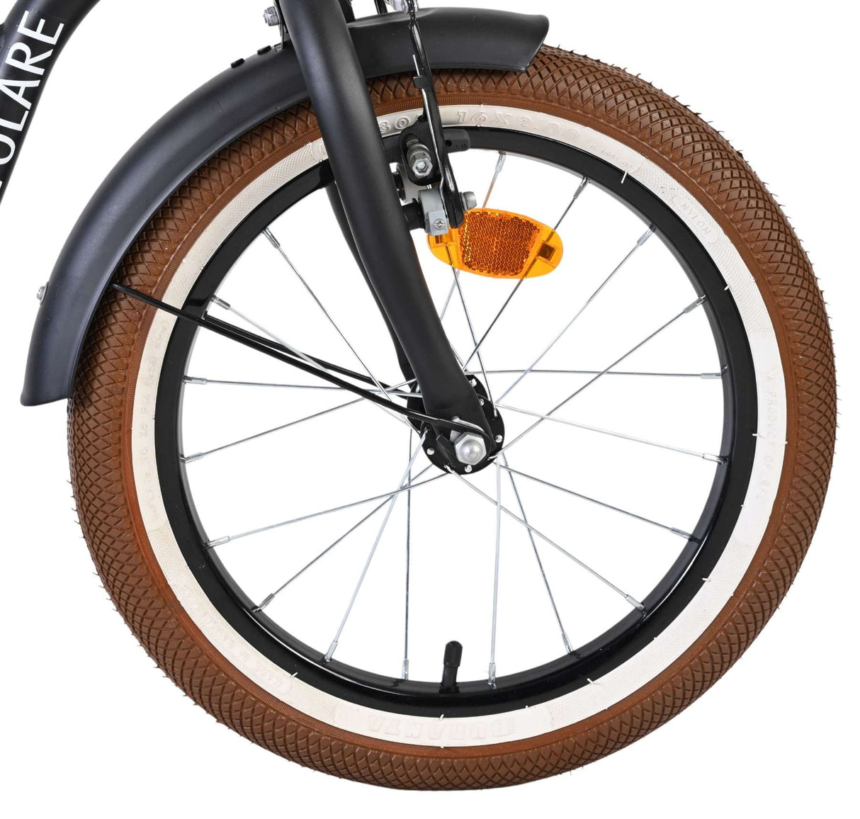 Vorderreifen eines Fahrrads mit braunem Profil und reflektierendem Element