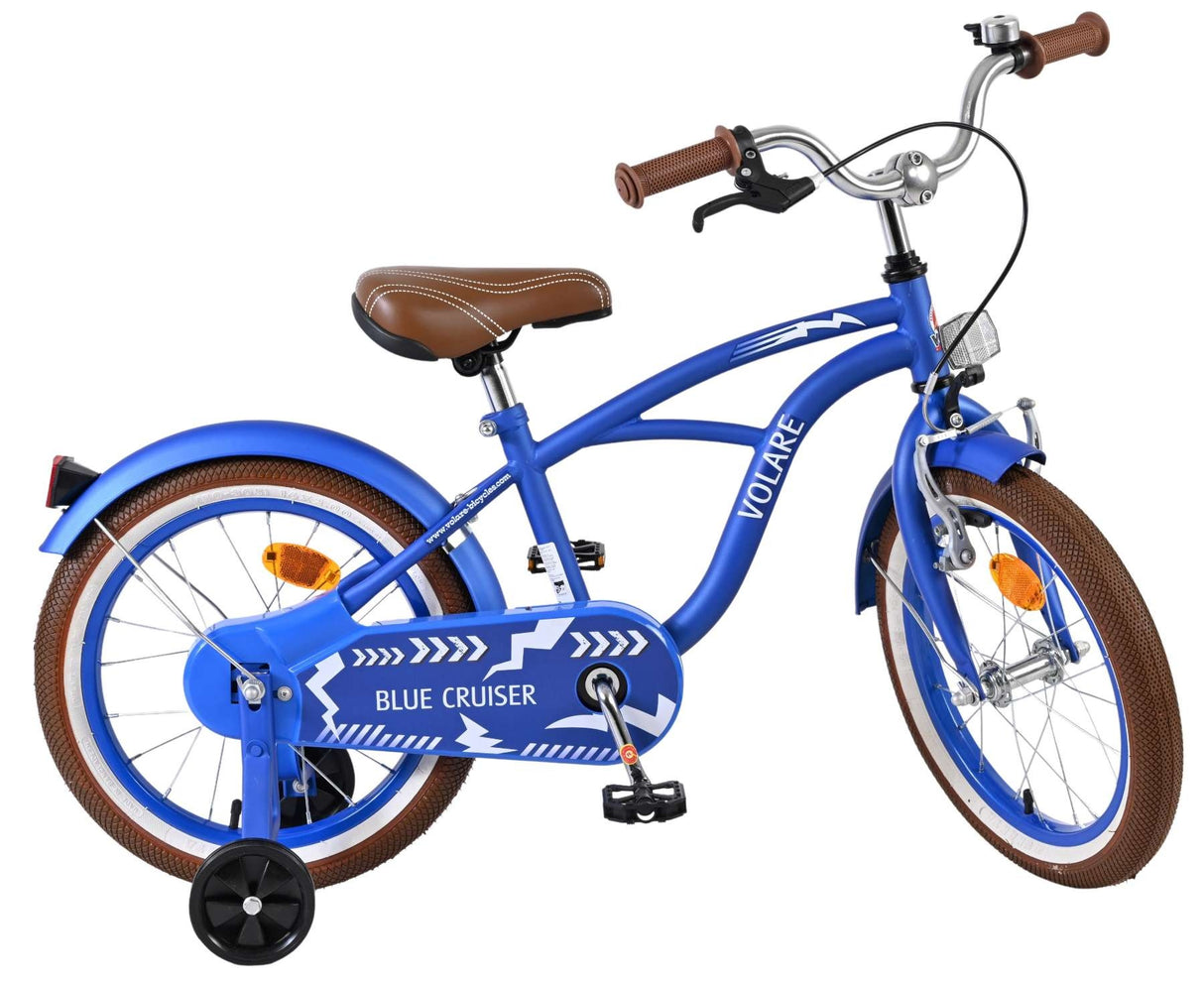 Blaues Kinderfahrrad mit braunen Griffen und Stützrädern