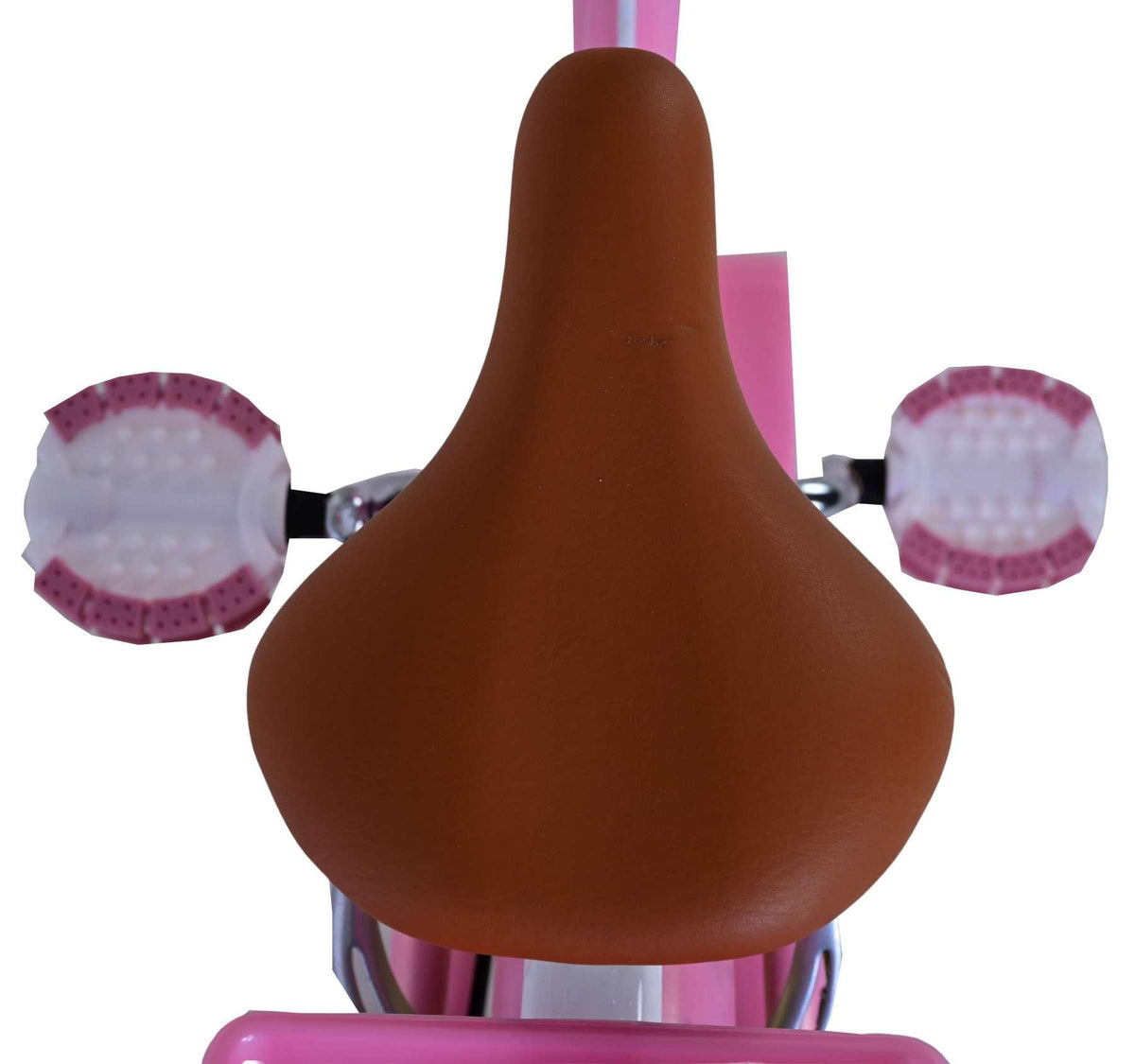 Brauner Fahrradsattel mit pinken Pedalen und Halterungen