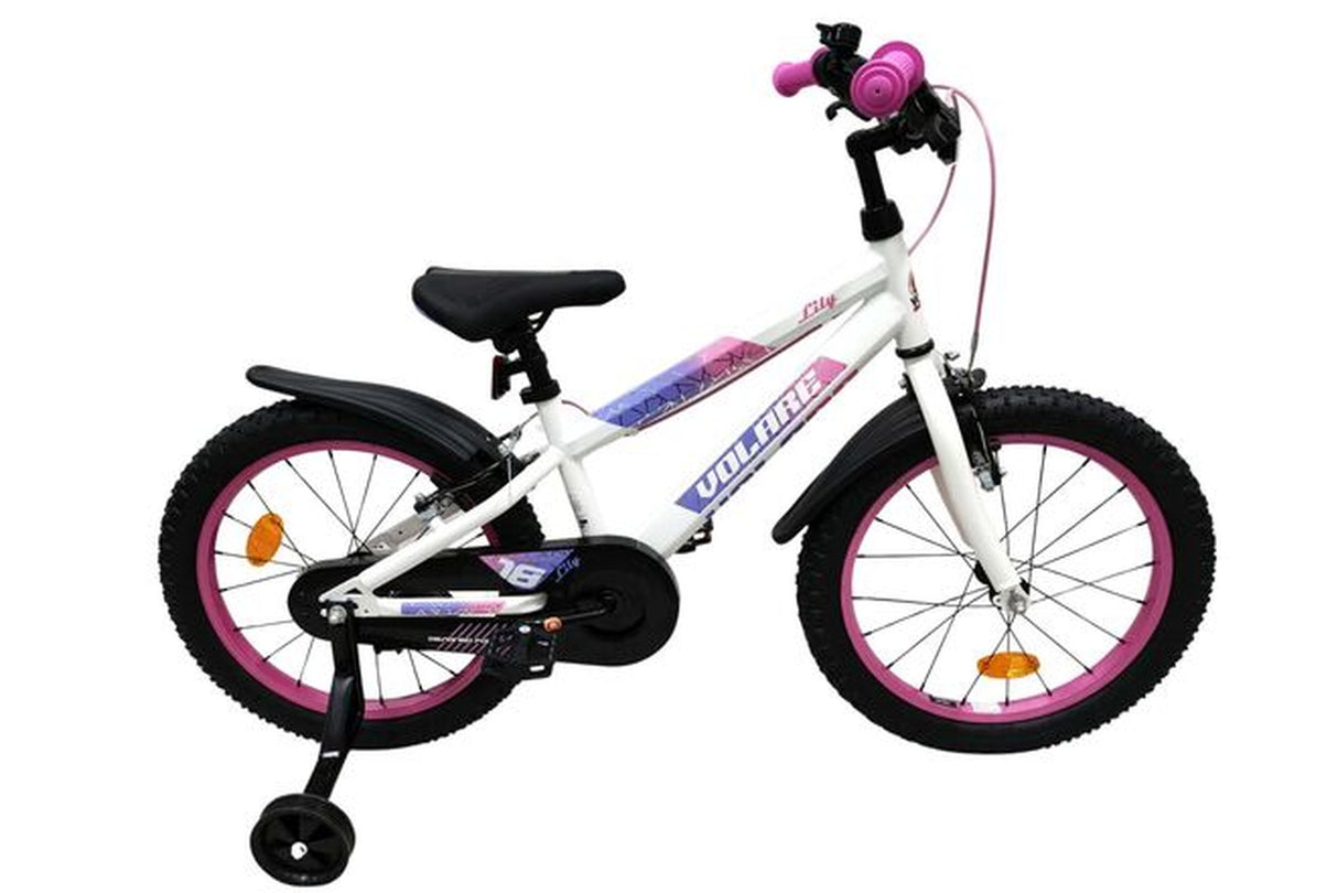 Weißes Kinderfahrrad mit pinken Akzenten und Stützrädern