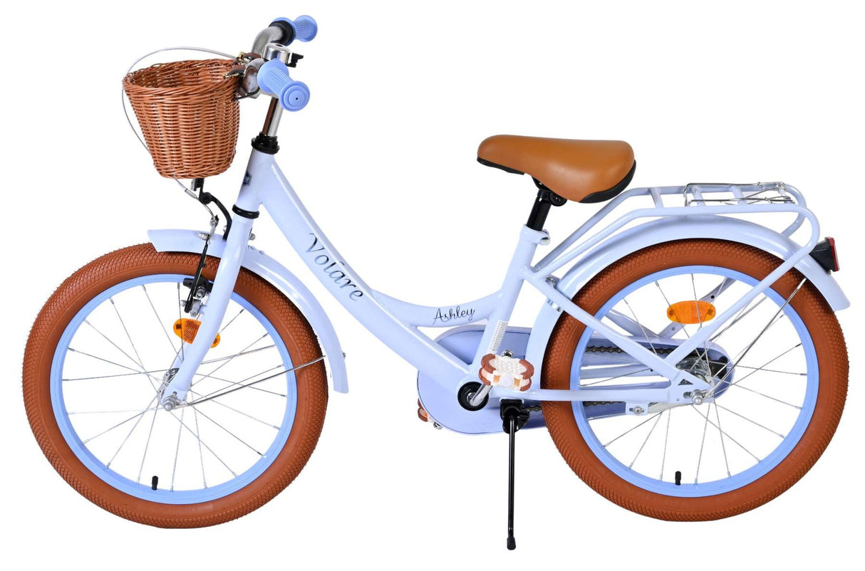 Helles Kinderfahrrad mit Korb, braunen Reifen und beigem Sattel