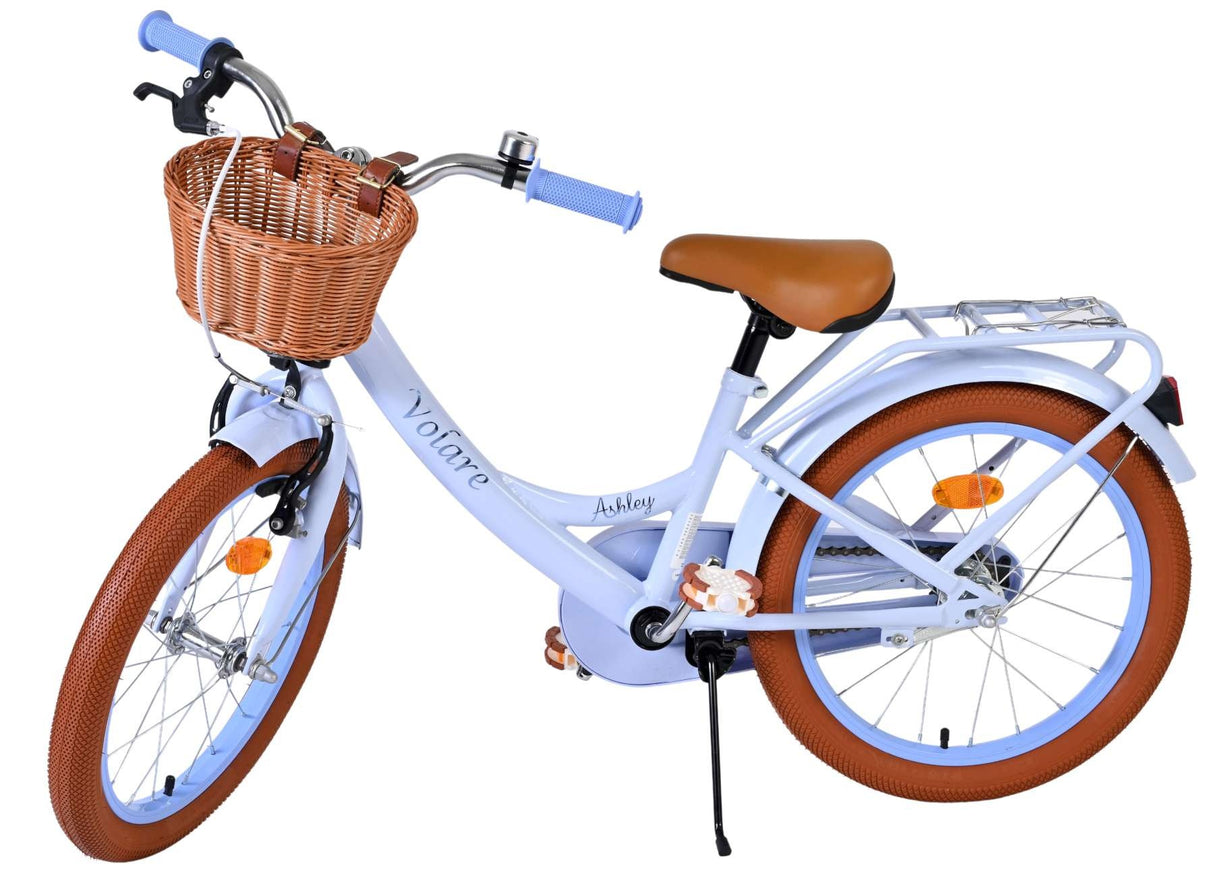 Blaues Damenfahrrad mit Korb und braunen Reifen und Sattel