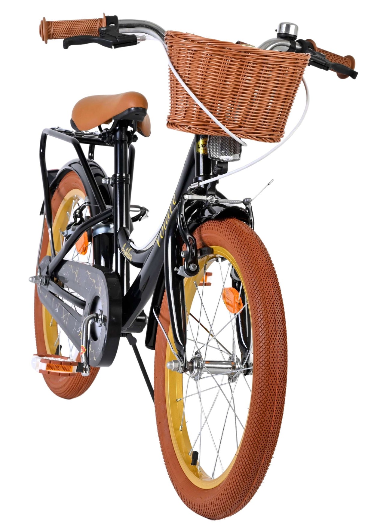Schwarzes Kinderfahrrad mit braunem Korb und orangefarbenen Reifen