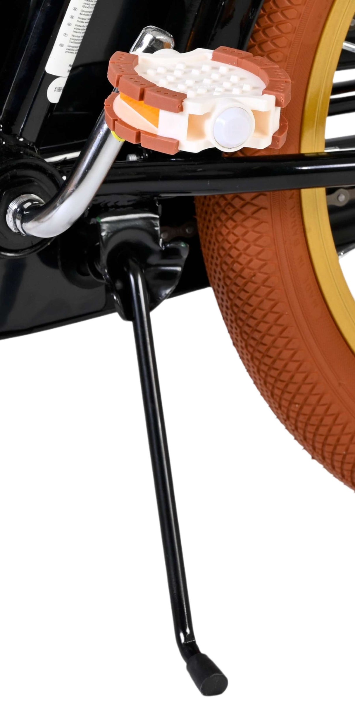 Fahrradständer mit orangefarbenem Reifen und Pedal in Nahaufnahme