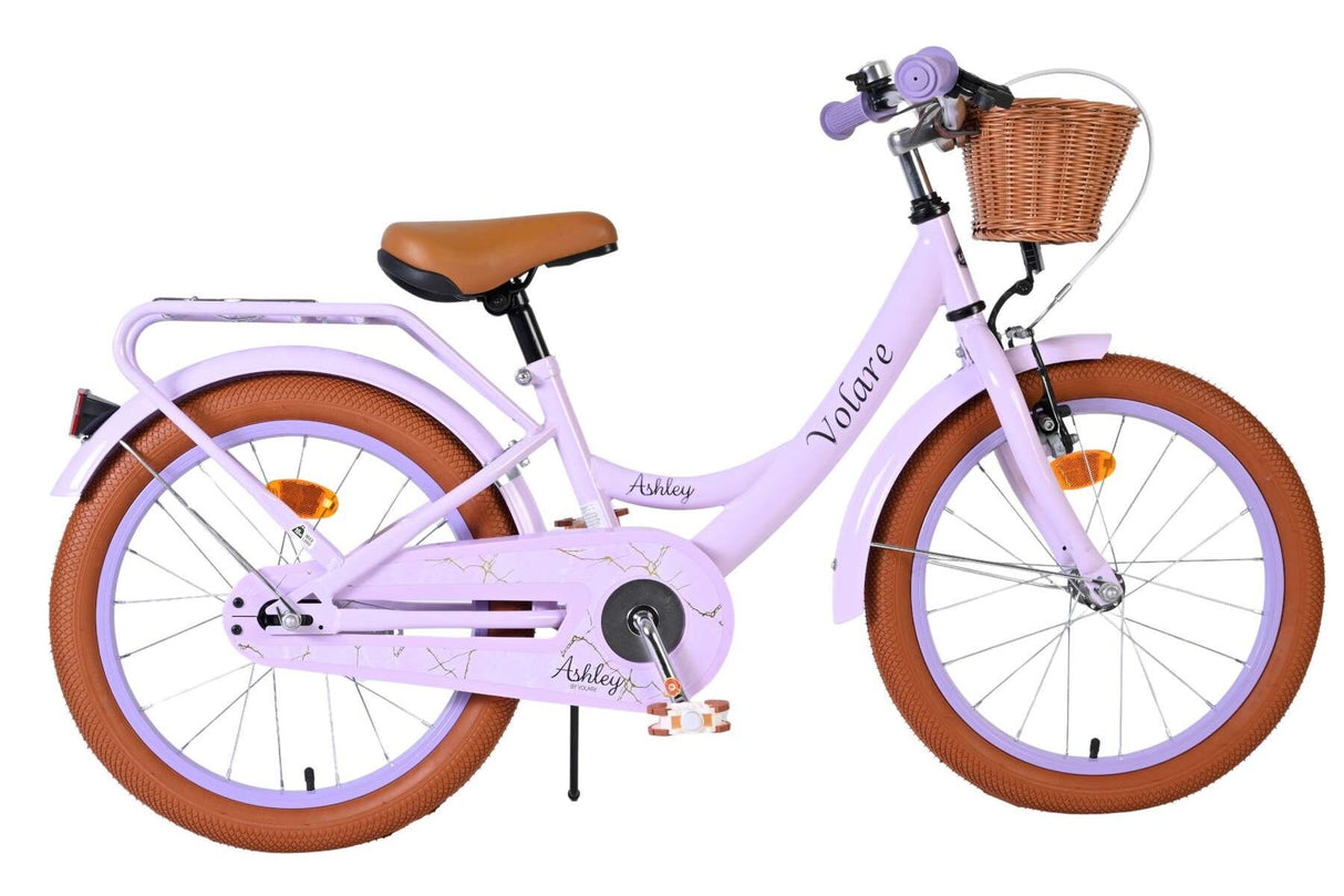 Lila Kinderfahrrad mit Korb und braunem Sattel