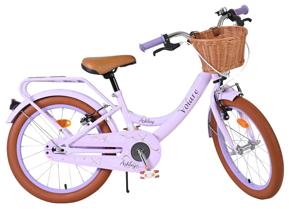 Lila Damenfahrrad mit Korb, braunem Sattel und dicken Reifen