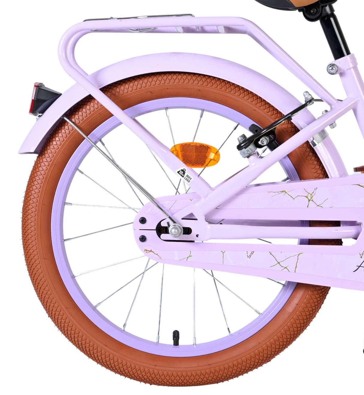 Lila Fahrrad mit braunem Reifen und Gepäckträger im Detail