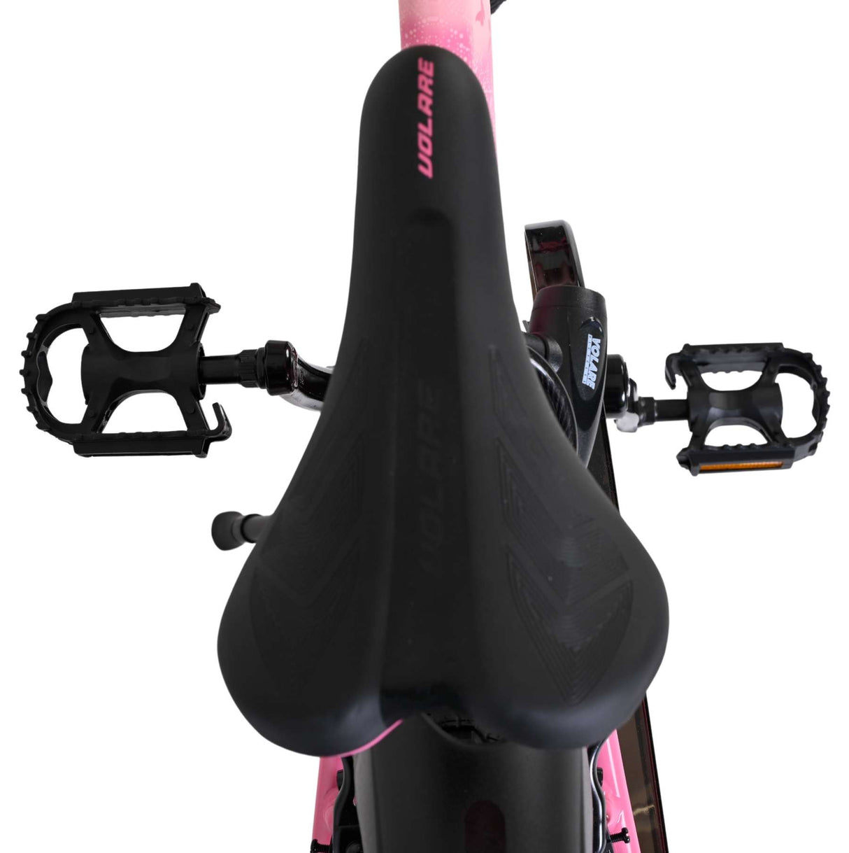 Schwarzer Fahrradsattel mit pinken Akzenten und Pedalen von oben betrachtet