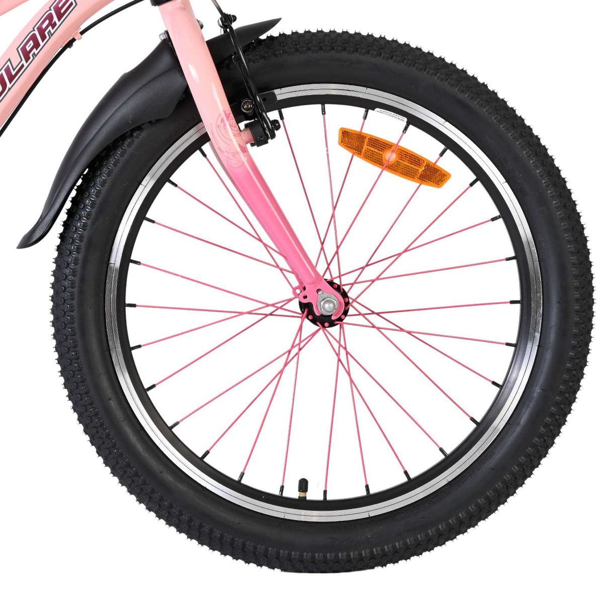 Pinkes Fahrradrad mit grobem Reifen und reflektierendem Element