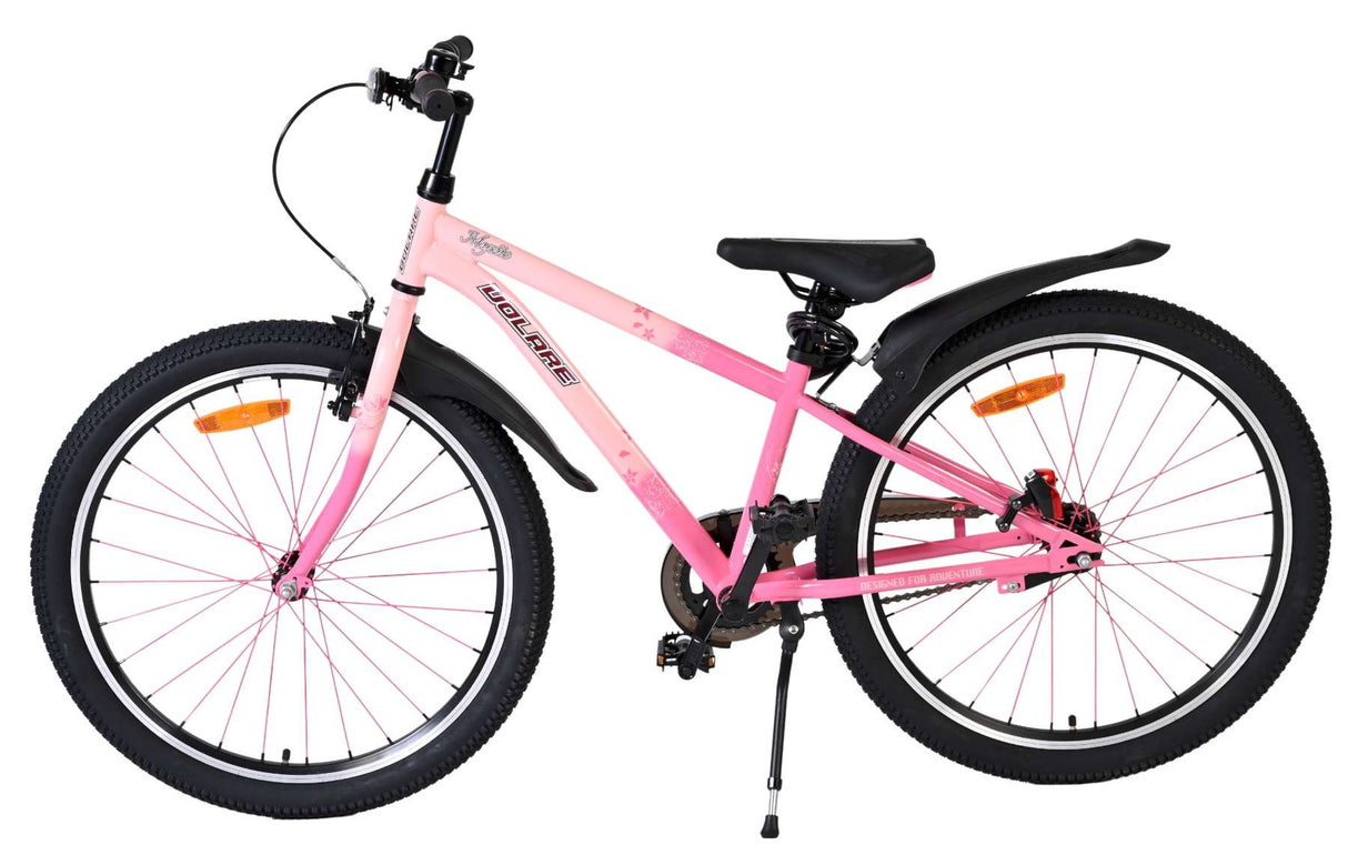 Rosa Fahrrad mit breiten Reifen und einfacher Gangschaltung