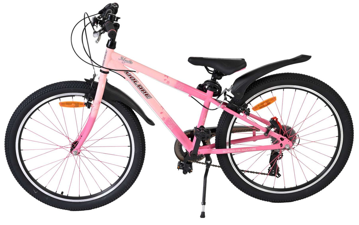 Rosa Mountainbike mit schwarzem Sattel und stabilen Reifen