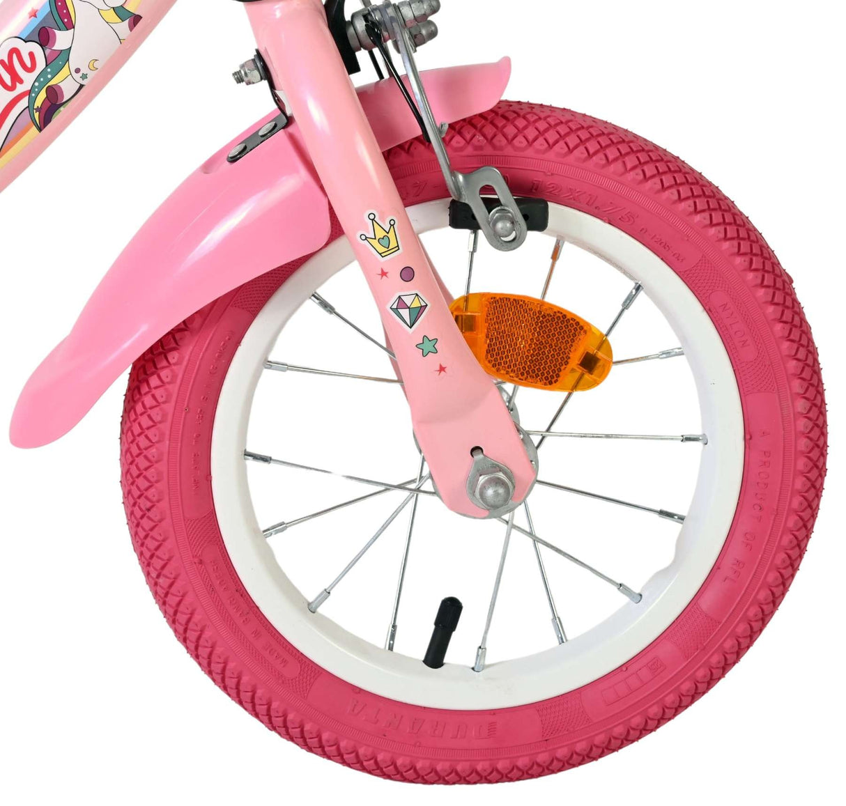 Vorderreifen eines pinken Kinderfahrrads mit bunten Aufklebern und Reflektor