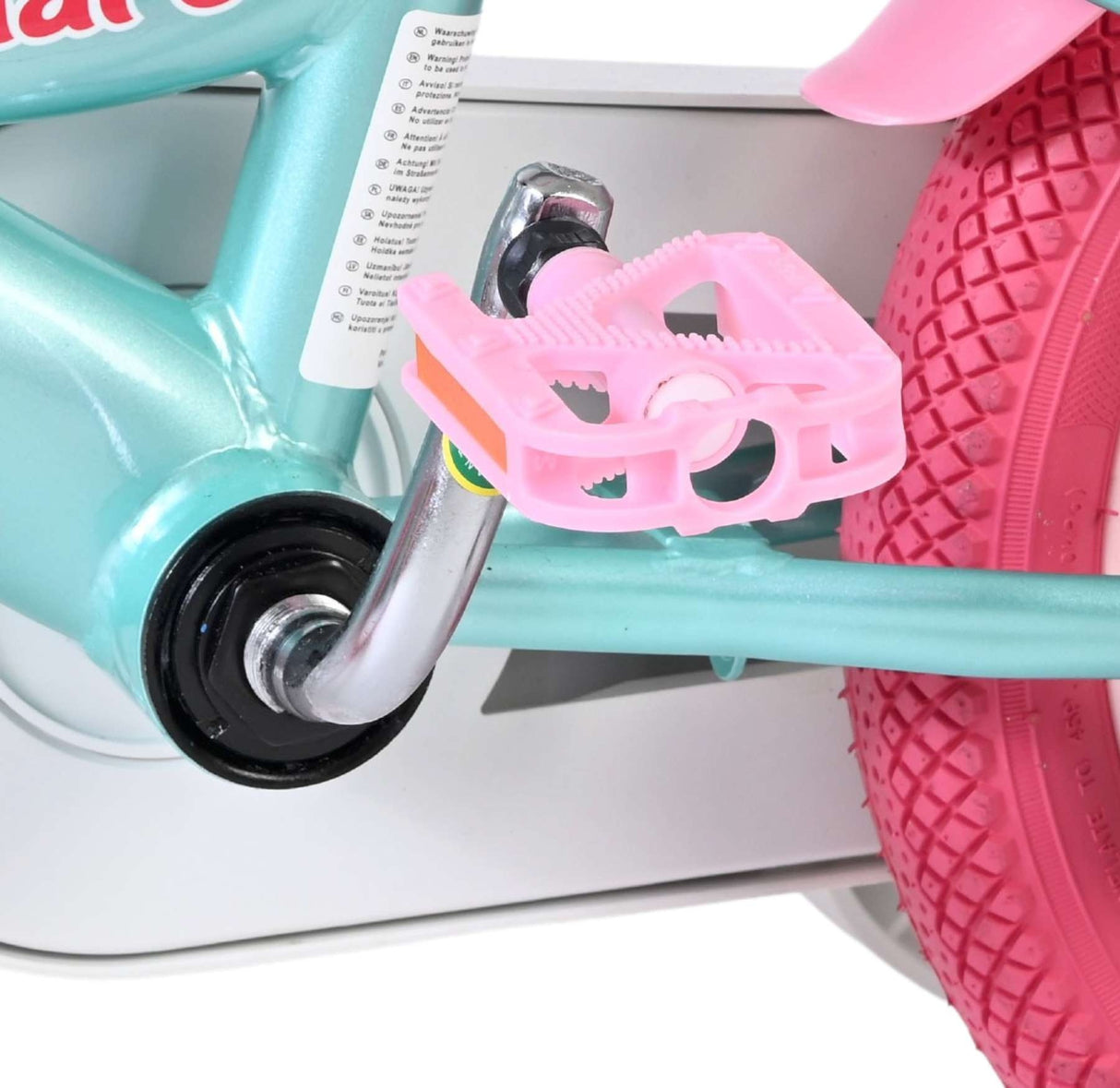 Buntes Kinderfahrrad mit pinken Pedalen und grünem Rahmen