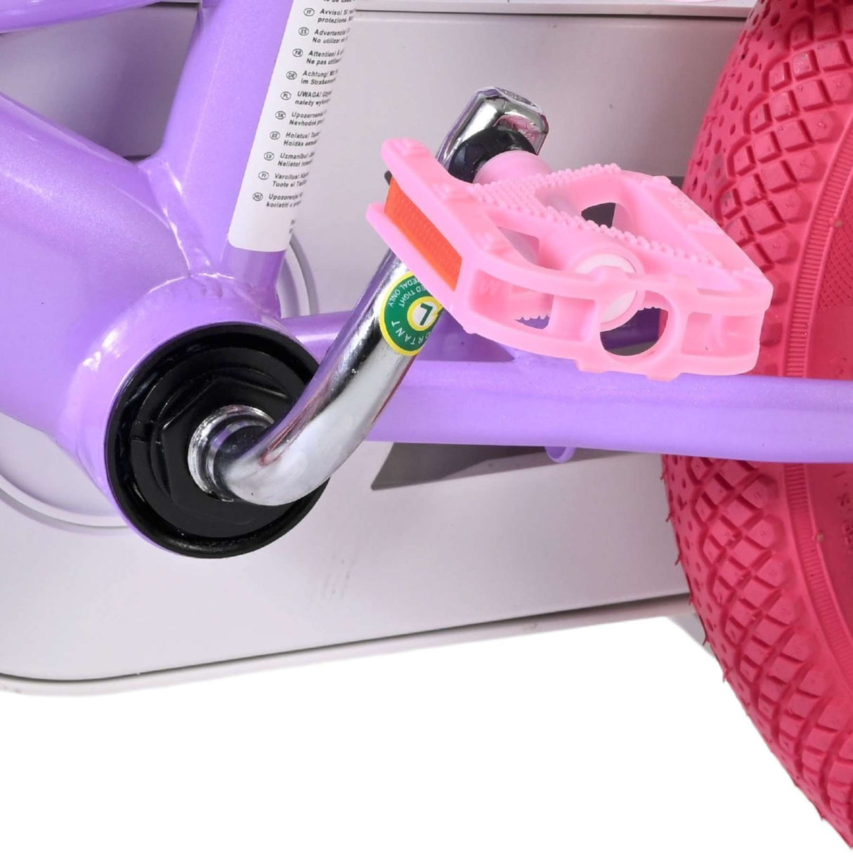 Lila Fahrradpedal mit pinkem Kunststoffüberzug und runder Gummireifenstruktur
