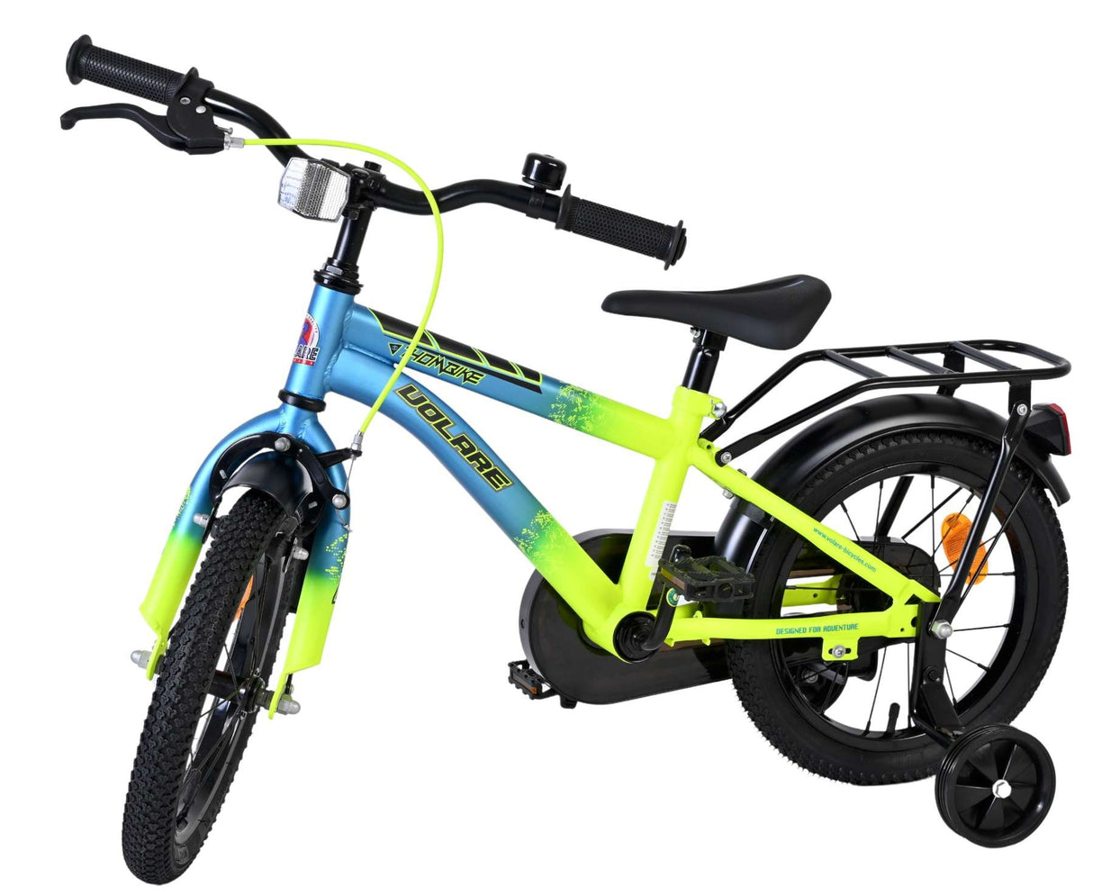Kinderfahrrad in leuchtenden Farben mit Stützrädern und Gepäckträger