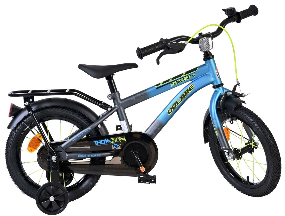 Kinderfahrrad in Blau mit Stützrädern und schwarzem Gepäckträger