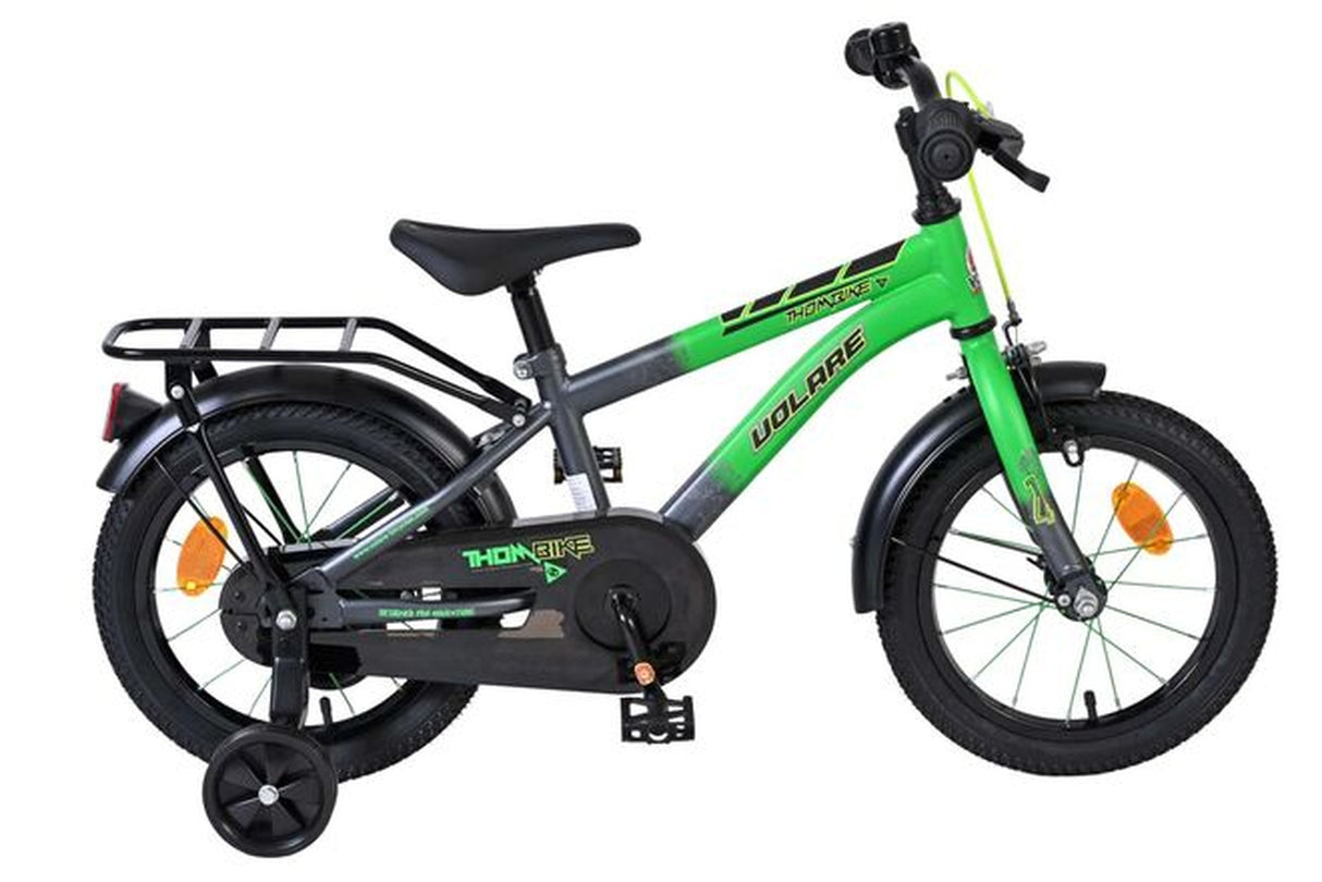 Kinderfahrrad in Grün mit Stützrädern und Gepäckträger
