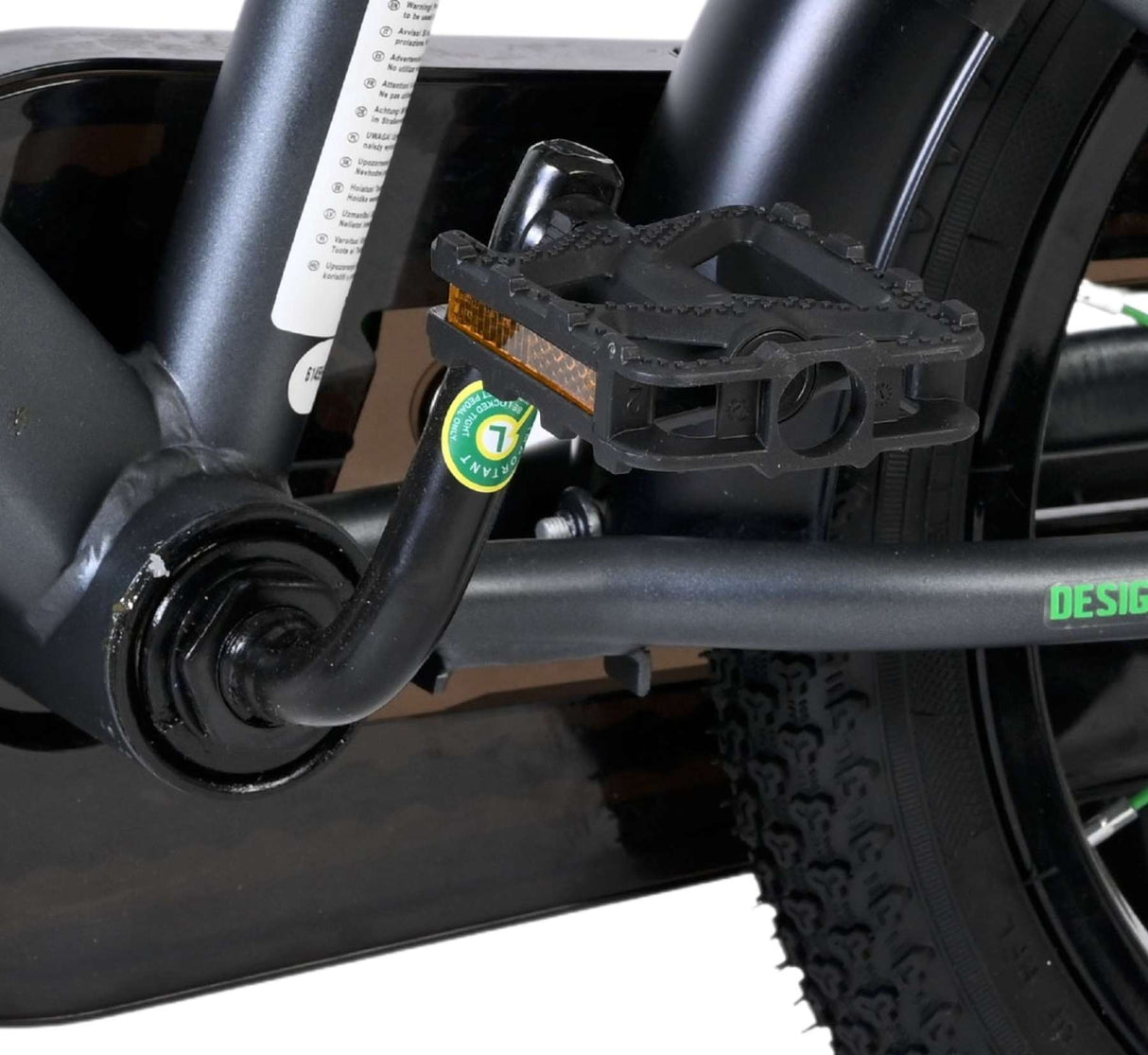 Schwarze Fahrradpedale an einem grauen Fahrradrahmen montiert