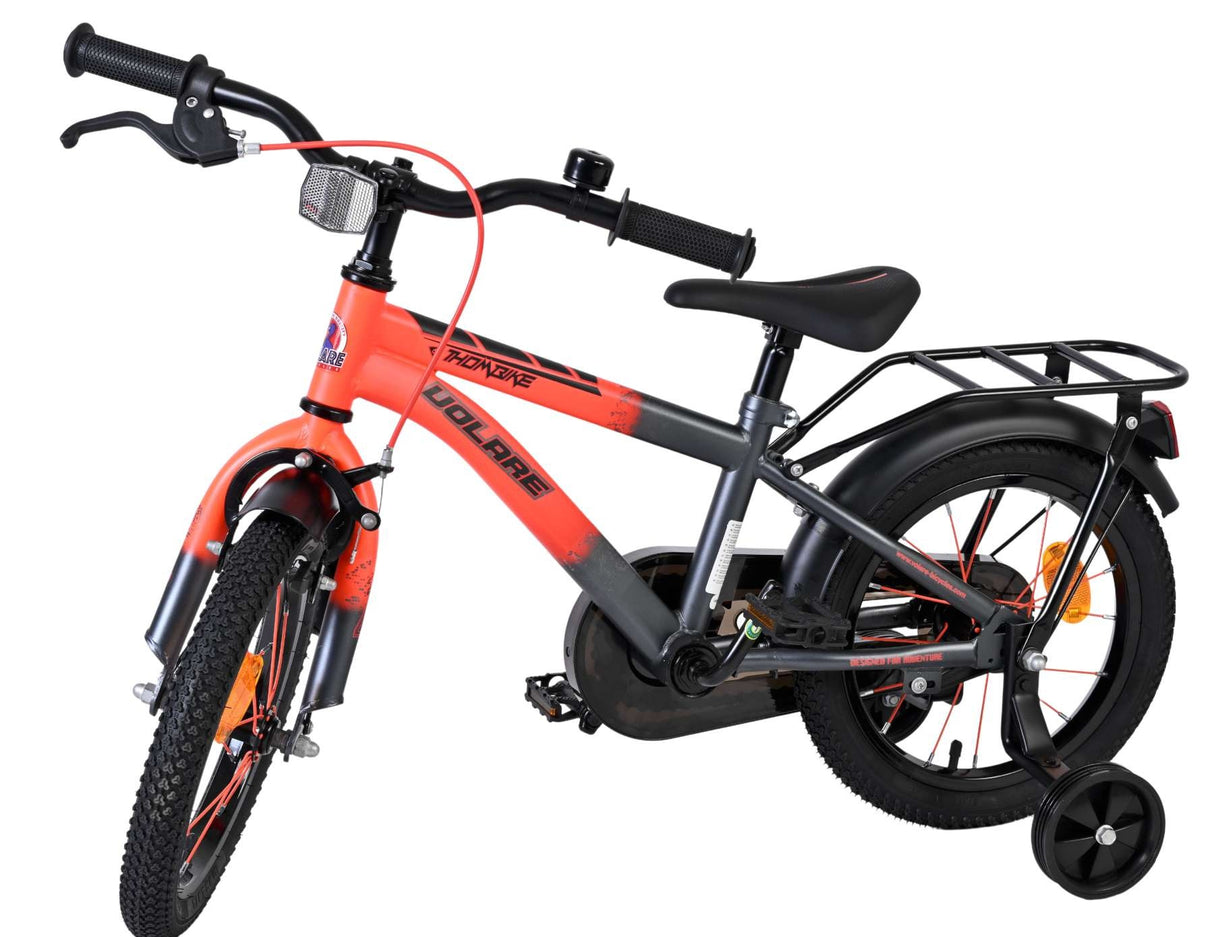Kinderfahrrad in Rot und Schwarz mit Stützrädern und Gepäckträger