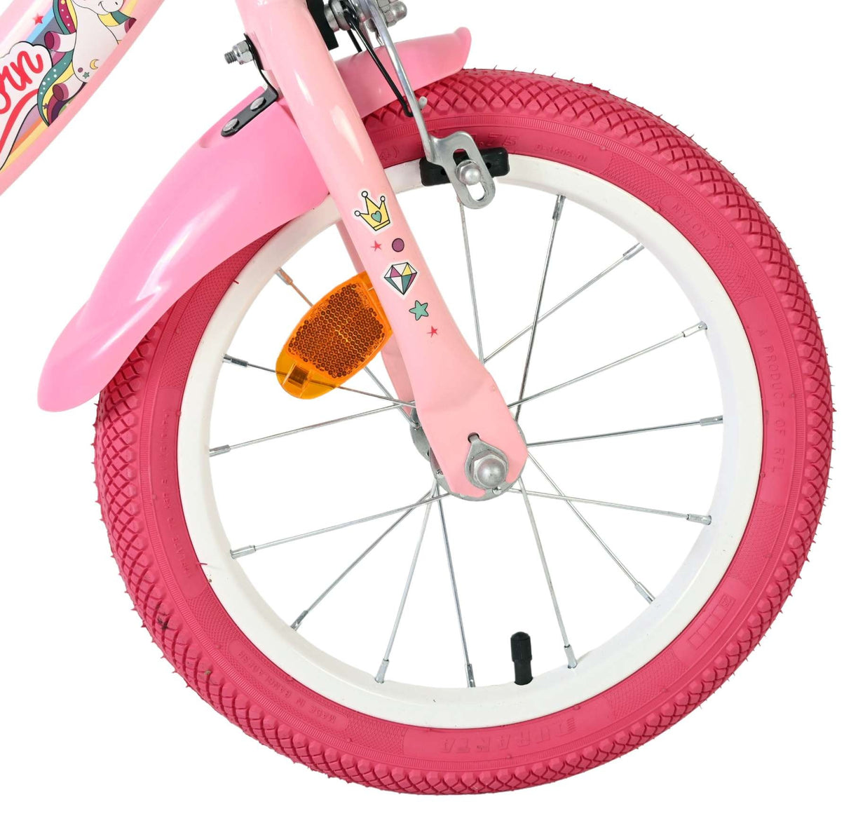 Vorderreifen eines pinken Kinderfahrrads mit bunten Aufklebern