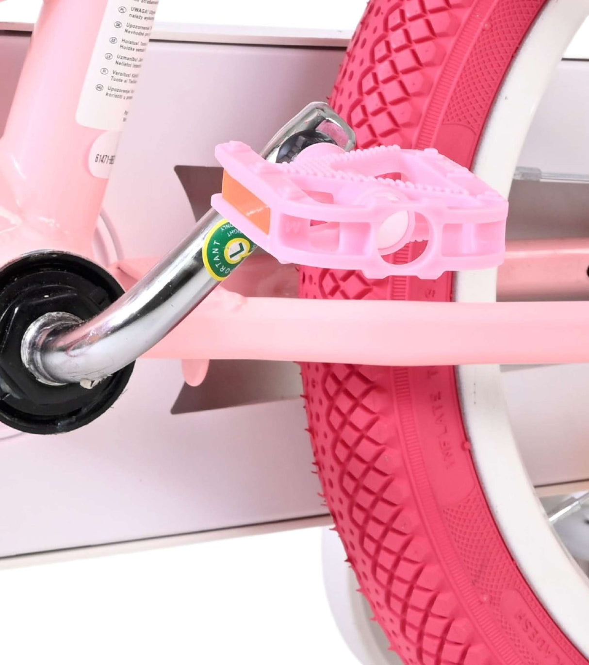 Rosa Fahrradpedal an einem pinken Fahrradrahmen mit silberner Achse