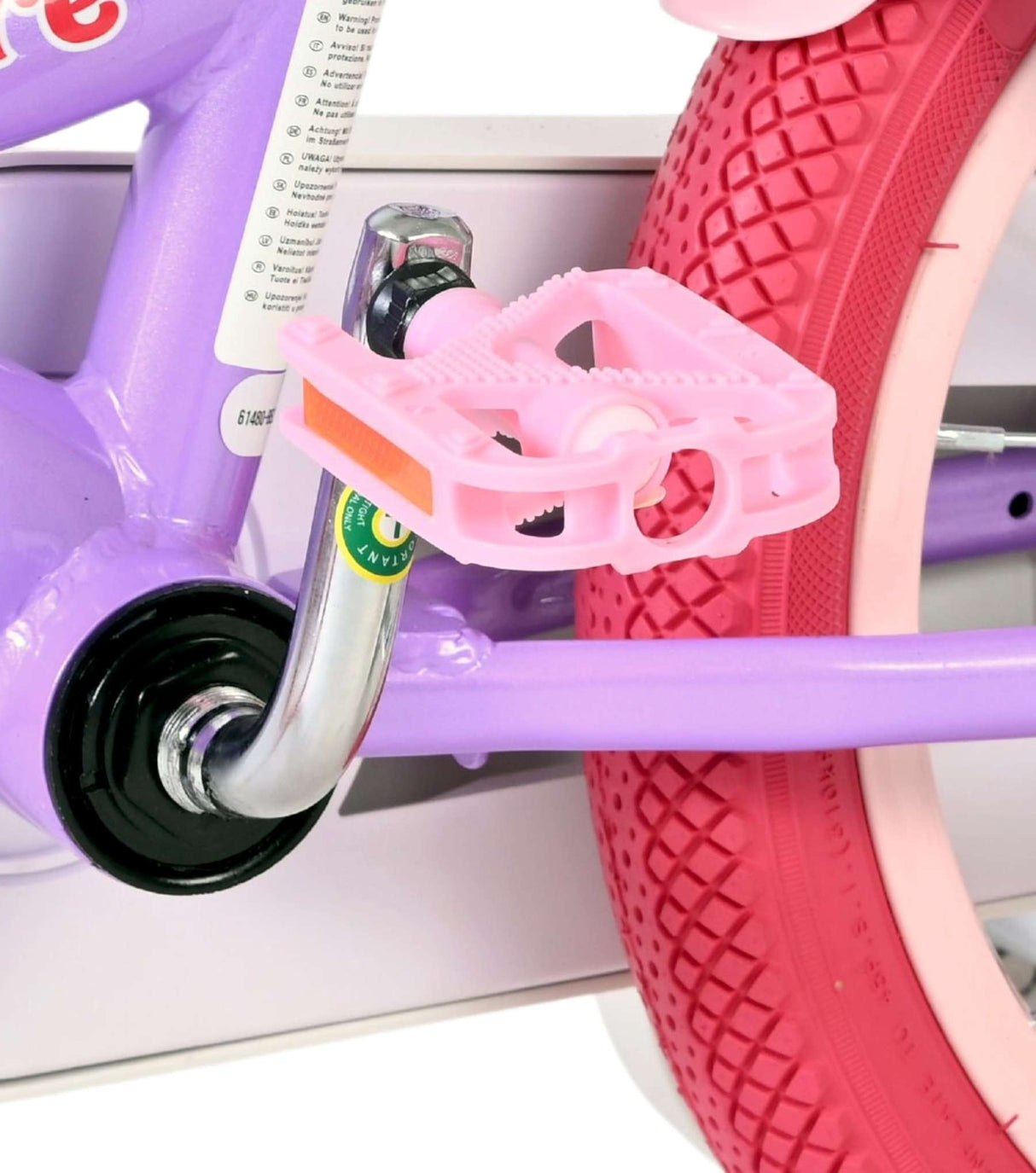 Lila Kinderfahrrad mit pinkem Pedal und Reifen