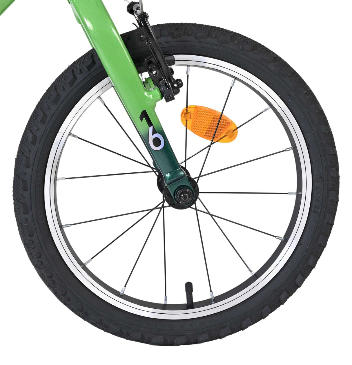 Vorderreifen eines Fahrrads mit grünem Rahmen und Reflektor