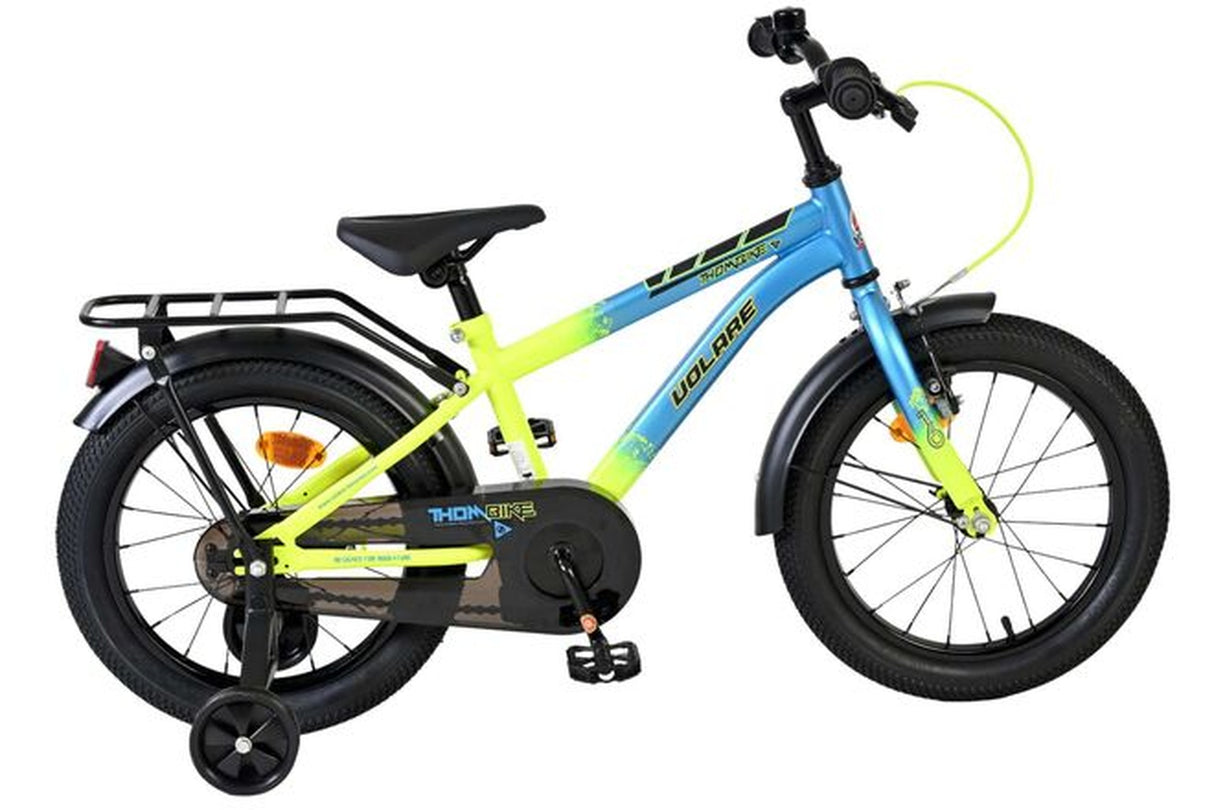 Kinderfahrrad in Blau und Gelb mit Stützrädern und Gepäckträger