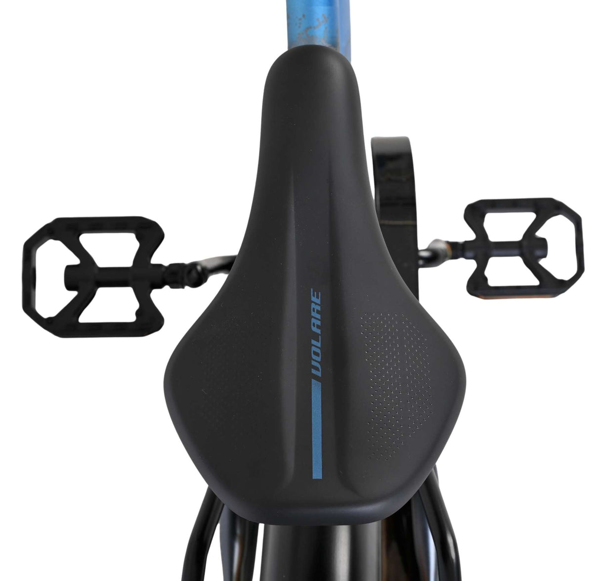 Schwarzer Fahrradsattel mit blauen Akzenten und Pedalen im Hintergrund