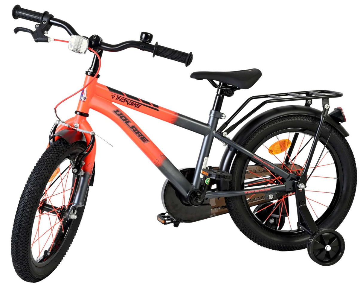 Kinderfahrrad in Orange und Grau mit Stützrädern und Gepäckträger