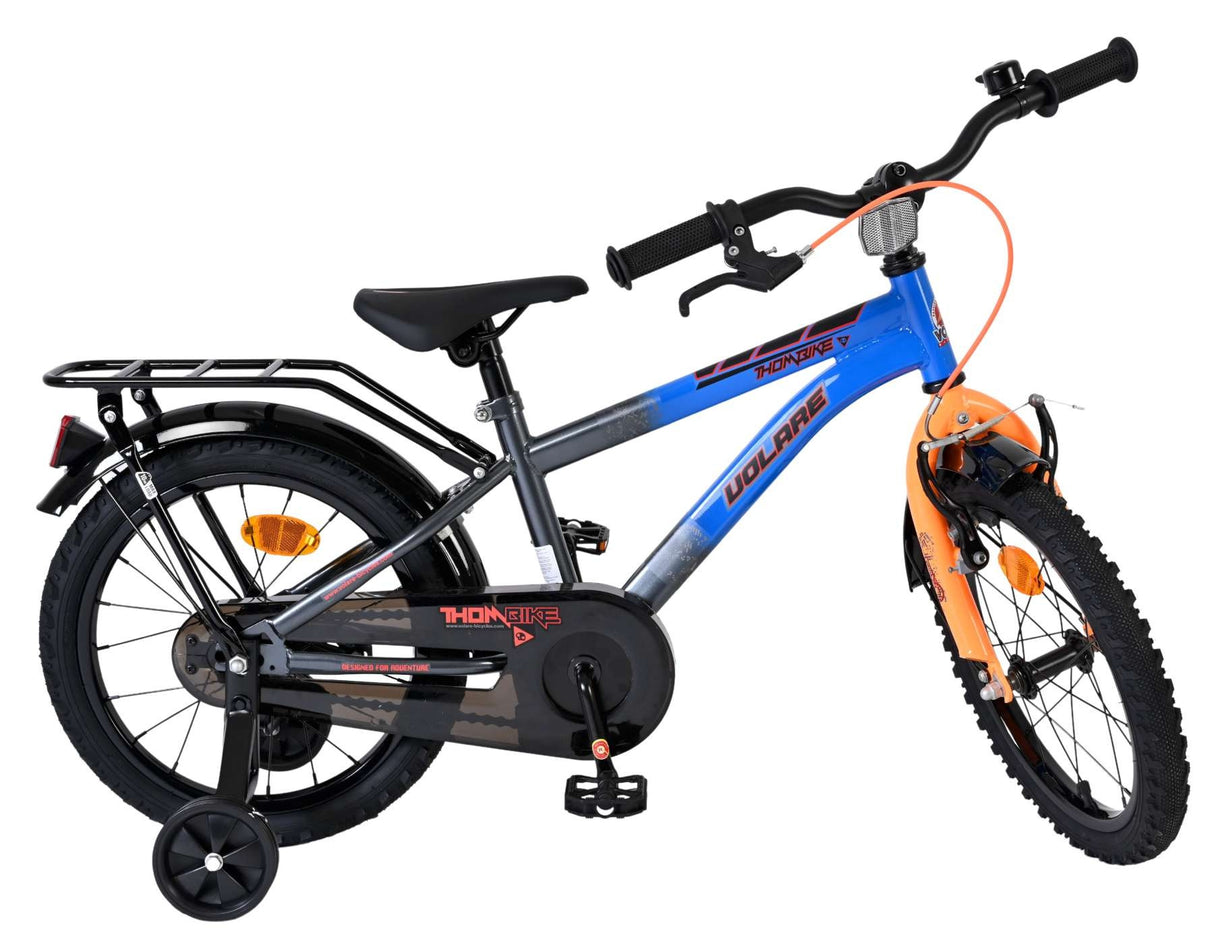 Kinderfahrrad mit orangefarbenen Akzenten und Stützrädern, grau-blaues Design