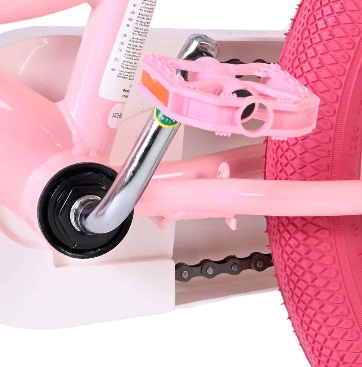 Rosa Fahrradpedal und Kettenantrieb an pinkem Fahrradrahmen