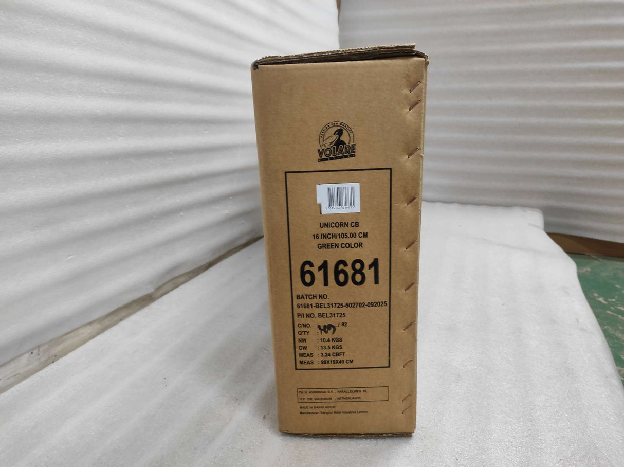 Braune Verpackung mit grüner Farbe, Produktinformationen auf der Seite sichtbar