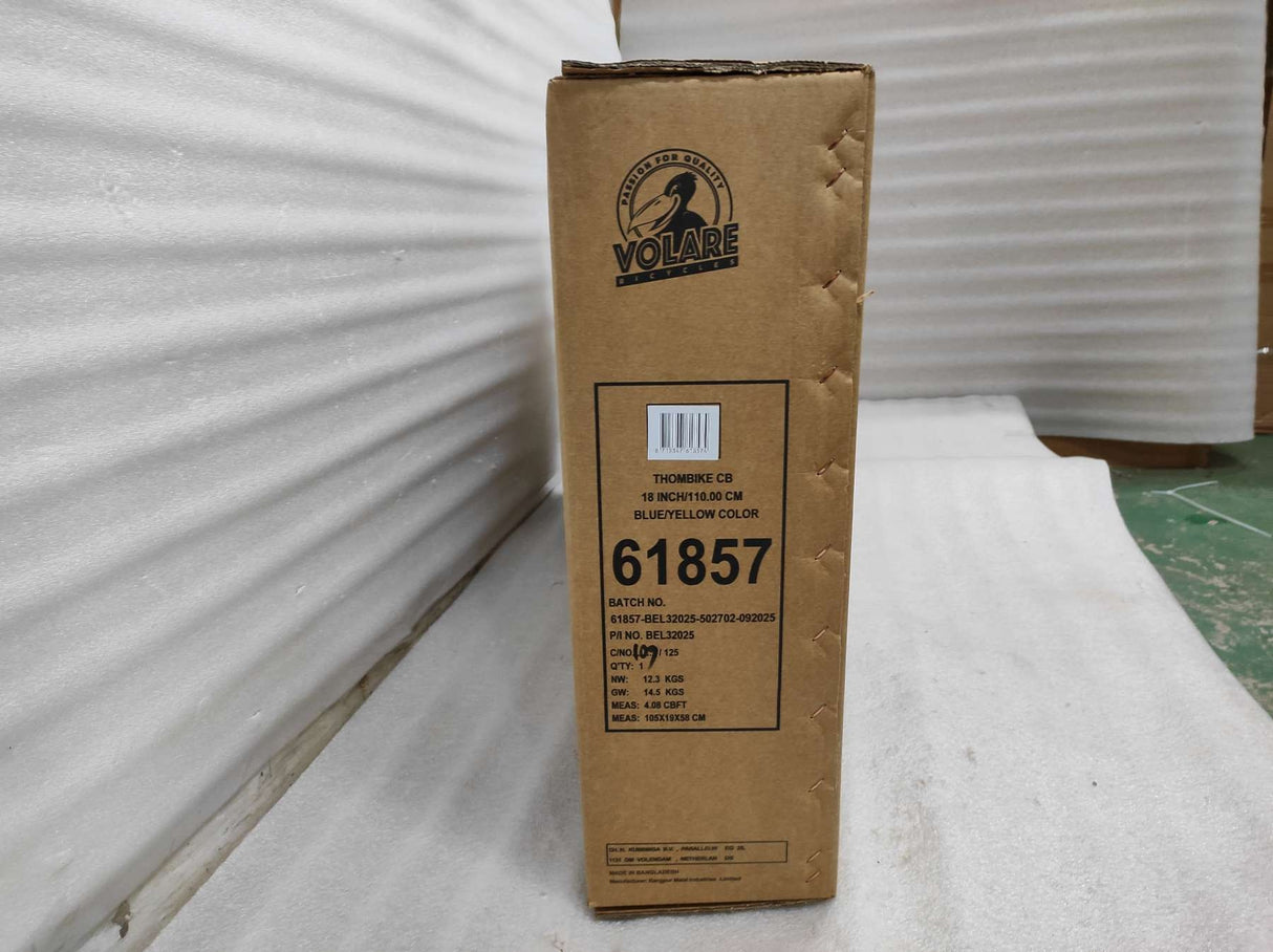 Braune Kartonverpackung mit Produktinformationen und Barcode auf der Seite