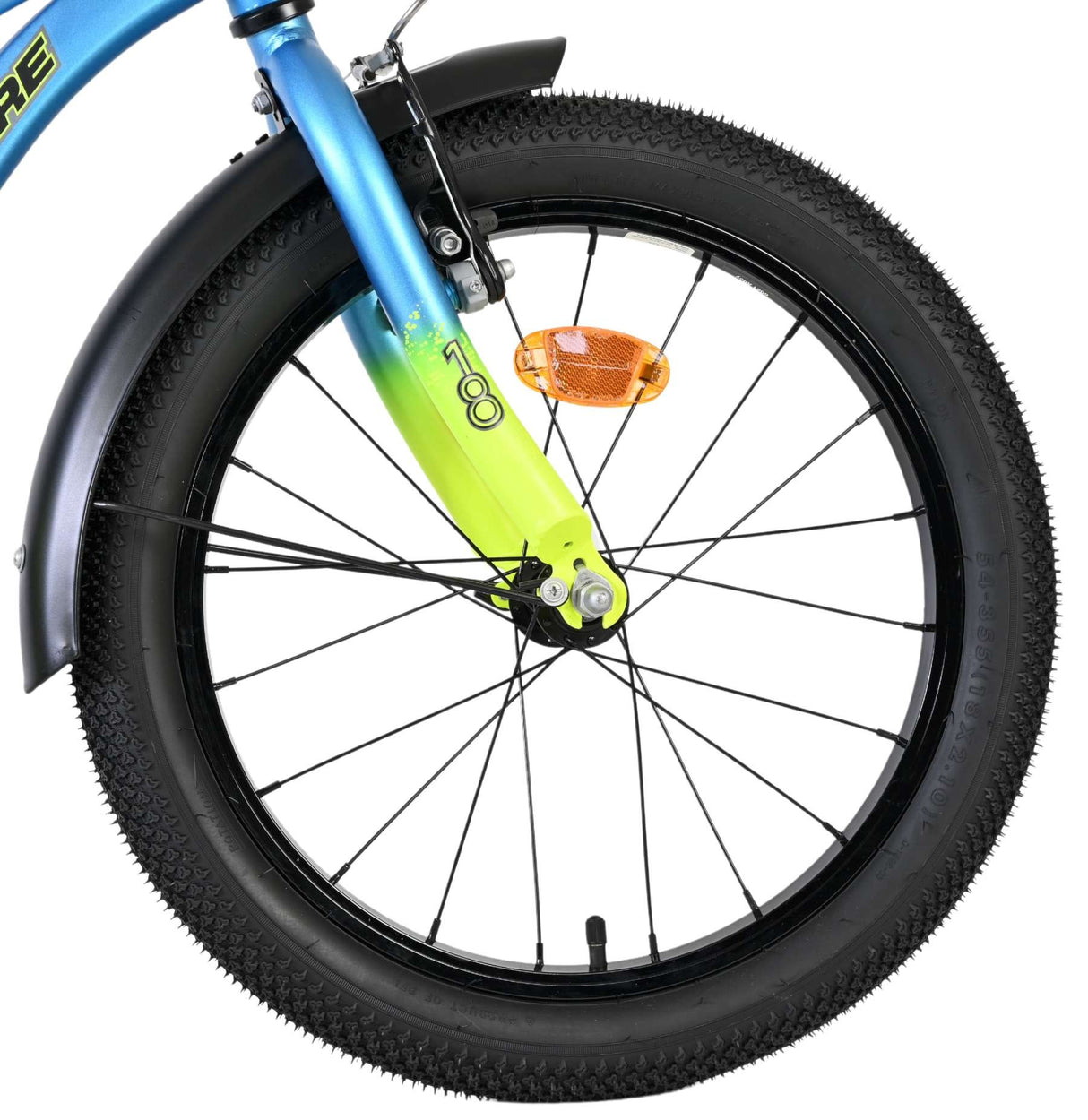 Vorderreifen eines Fahrrads mit buntem Rahmen und reflektierendem Element