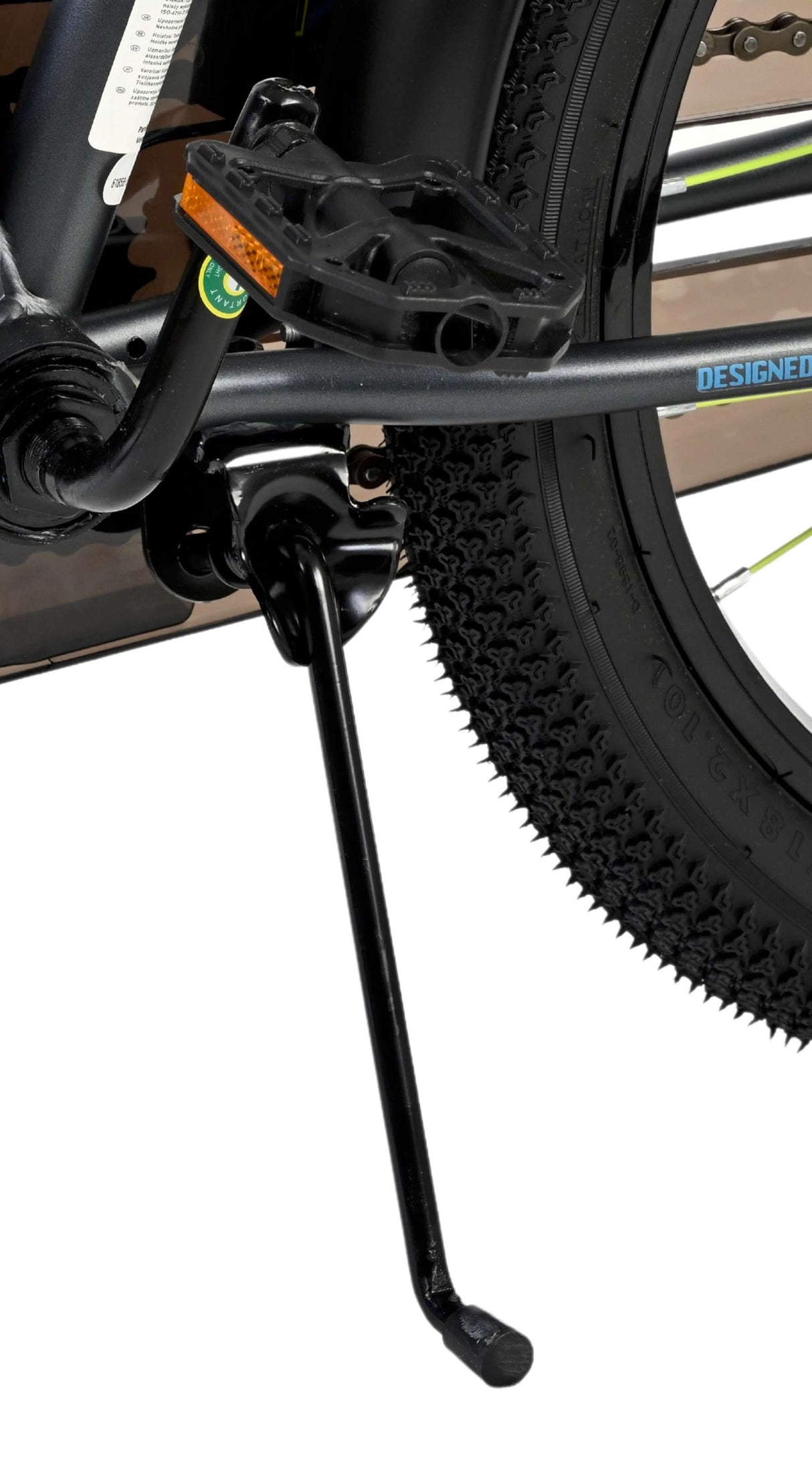 Fahrradständer und Pedal an einem Fahrradrahmen mit Reifen