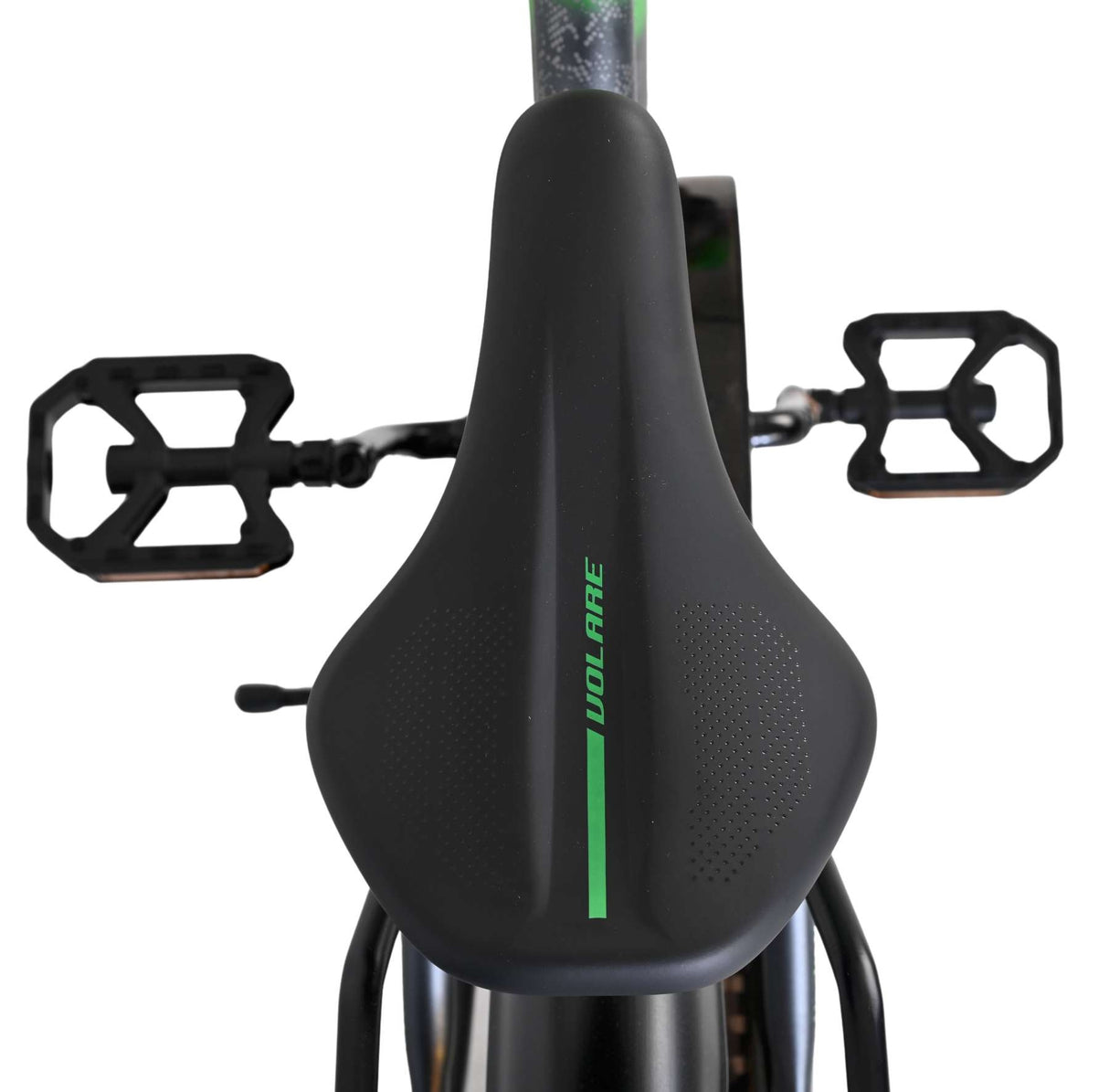 Schwarzer Fahrradsattel mit grünen Akzenten und Pedalen im Hintergrund