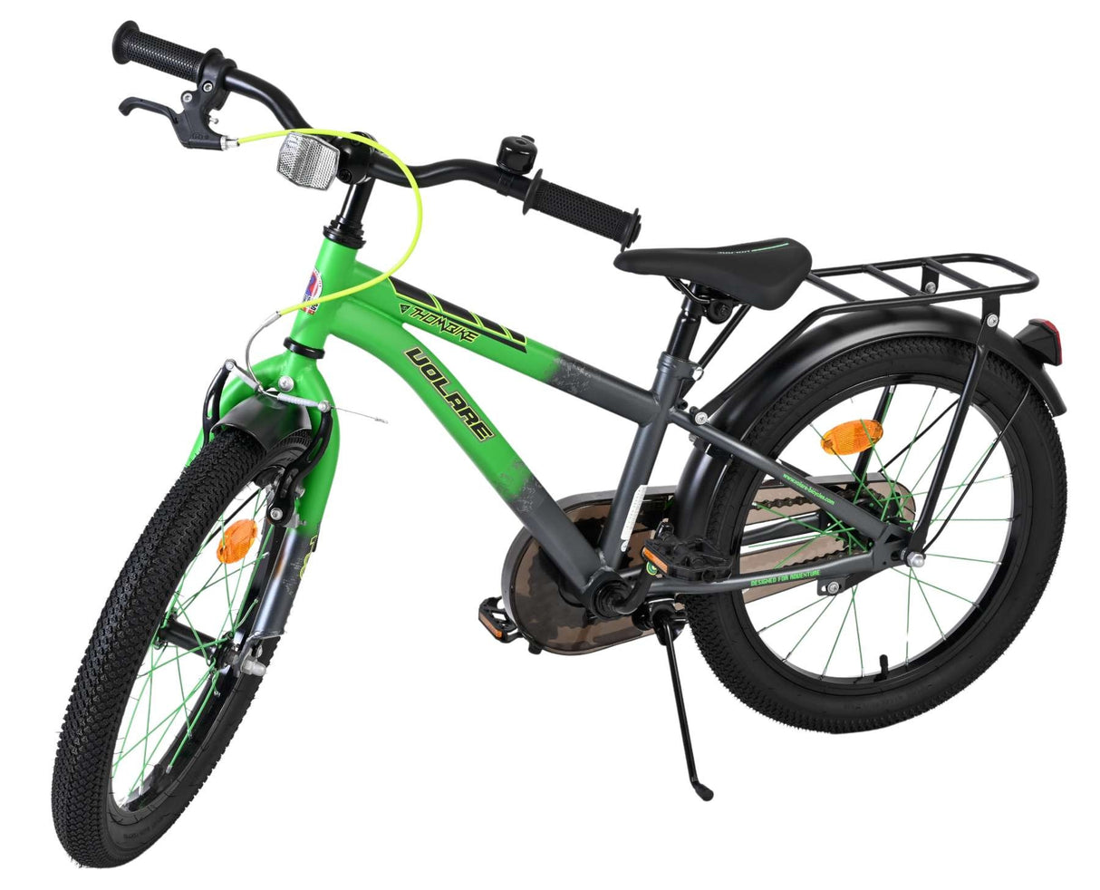 Grünes Kinderfahrrad mit stabiler Bauweise und Gepäckträger