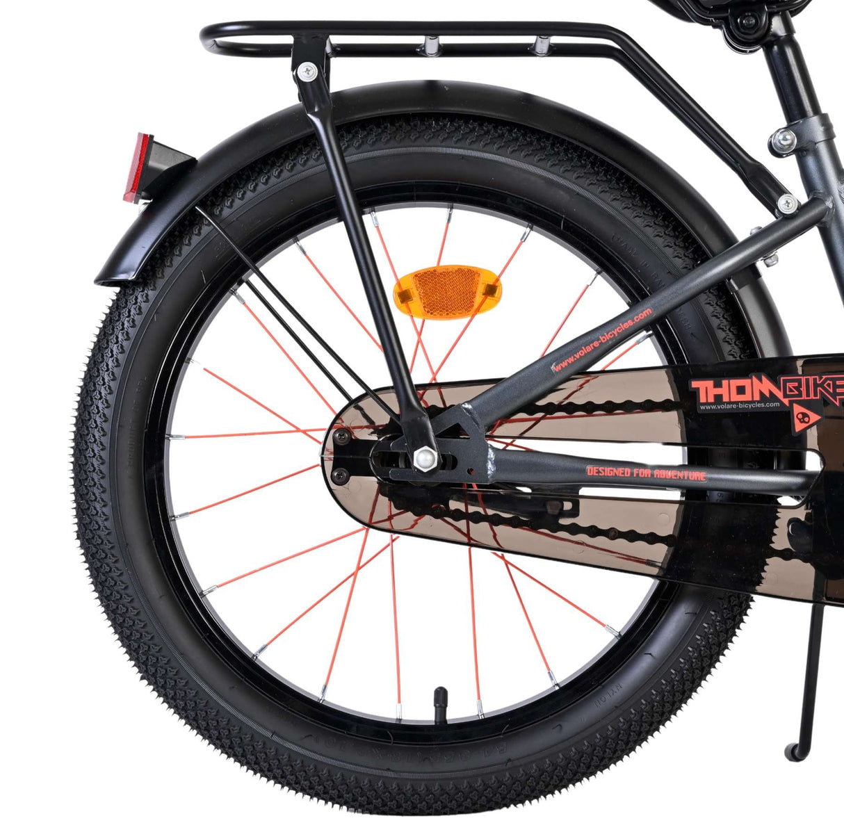 Schwarzes Fahrrad mit orangefarbenen Speichen und reflektierendem Rücklicht