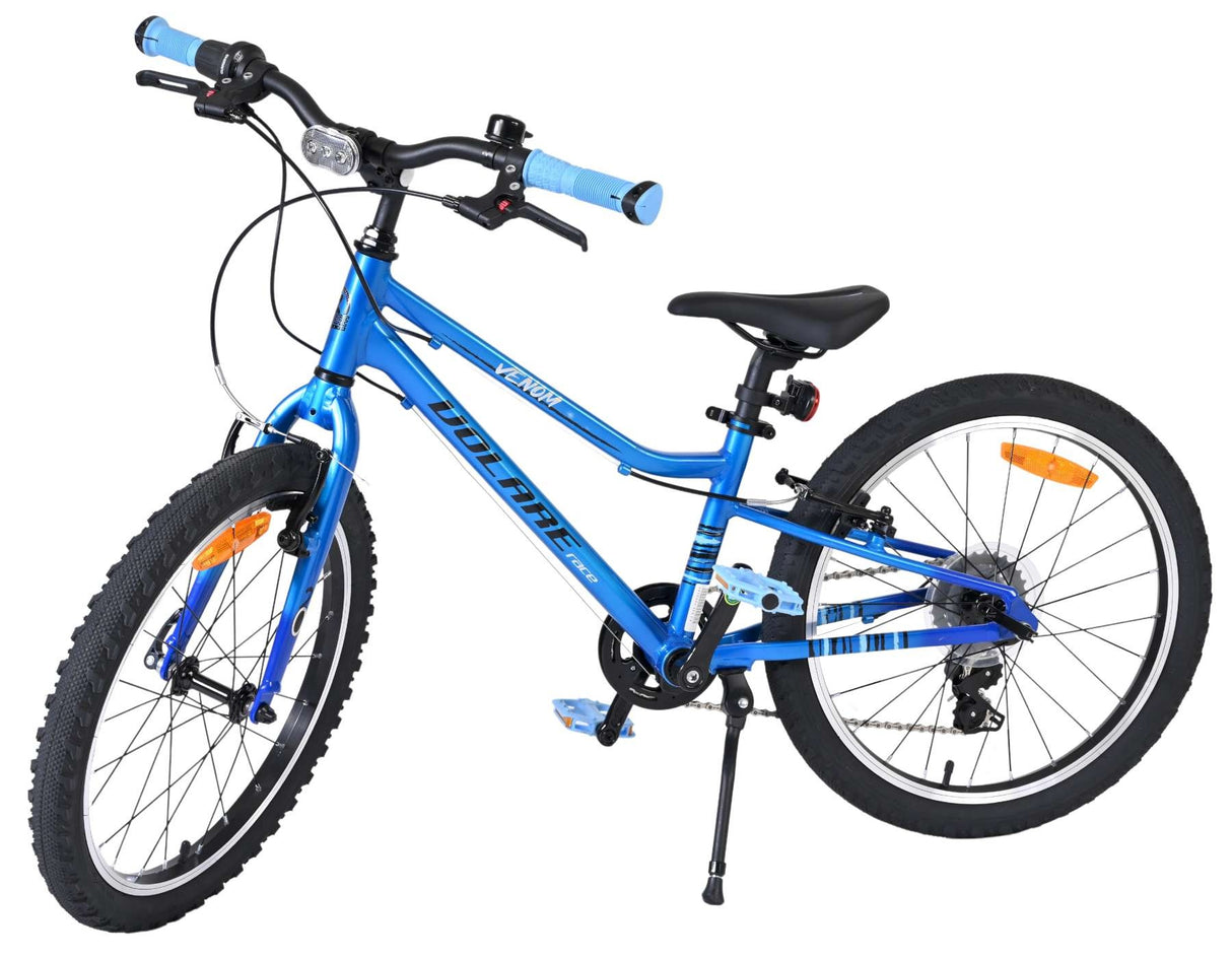 Blaues Kinderfahrrad mit 18 Zoll Reifen und stabiler Rahmenkonstruktion
